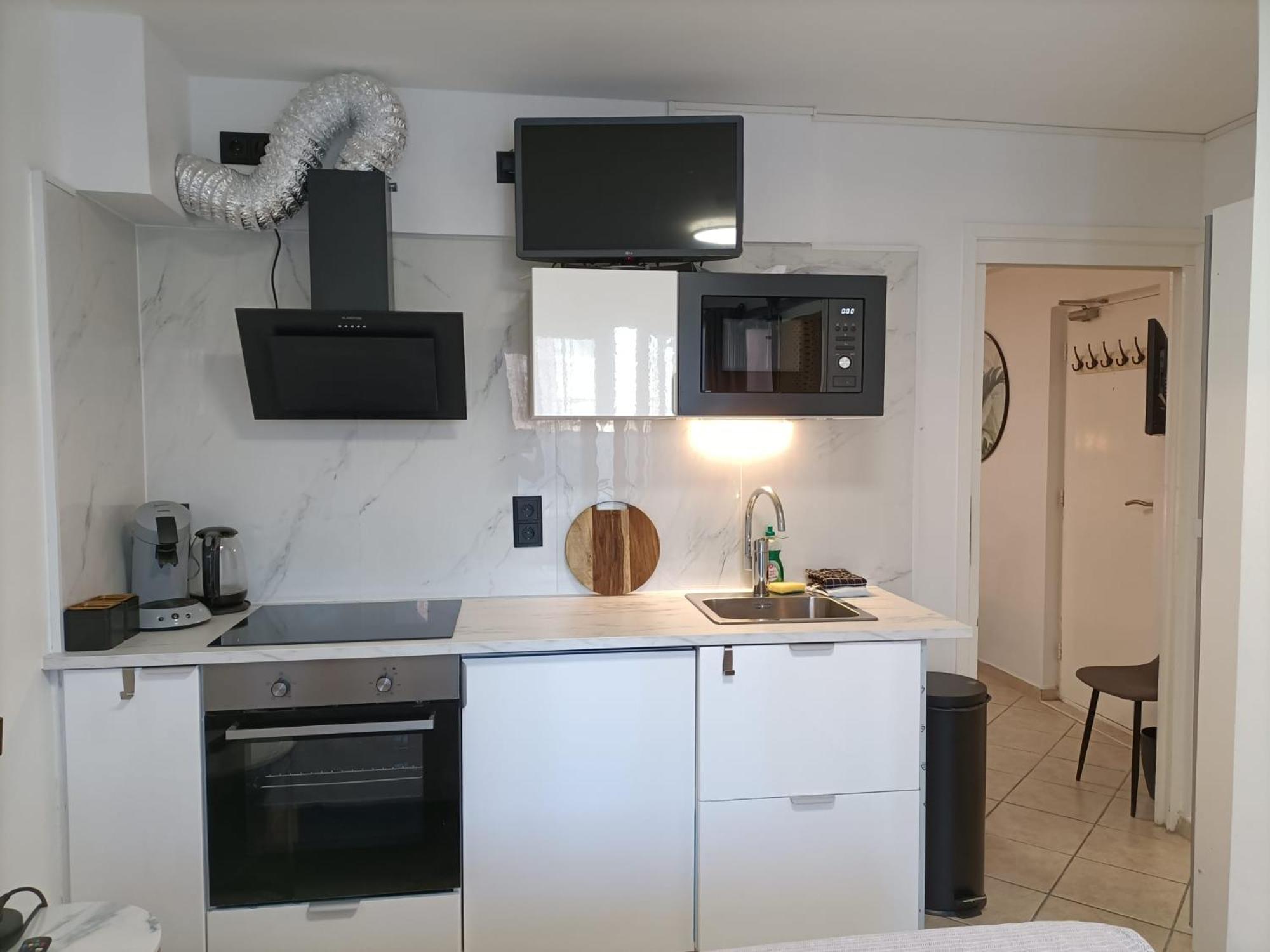 One-Bedroom Apartment - Photo 2