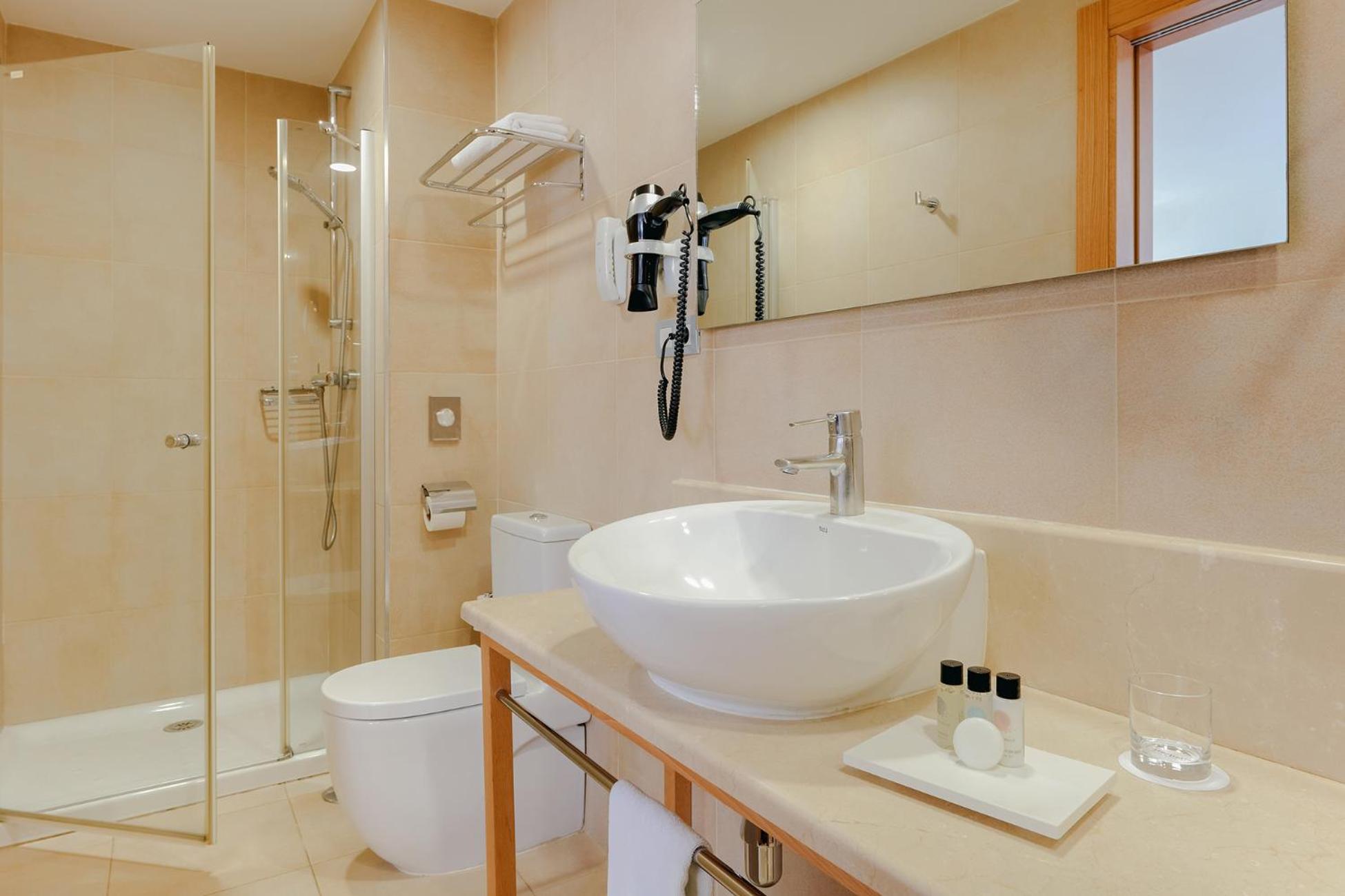 Standard Double Or Twin Room - Photo 8