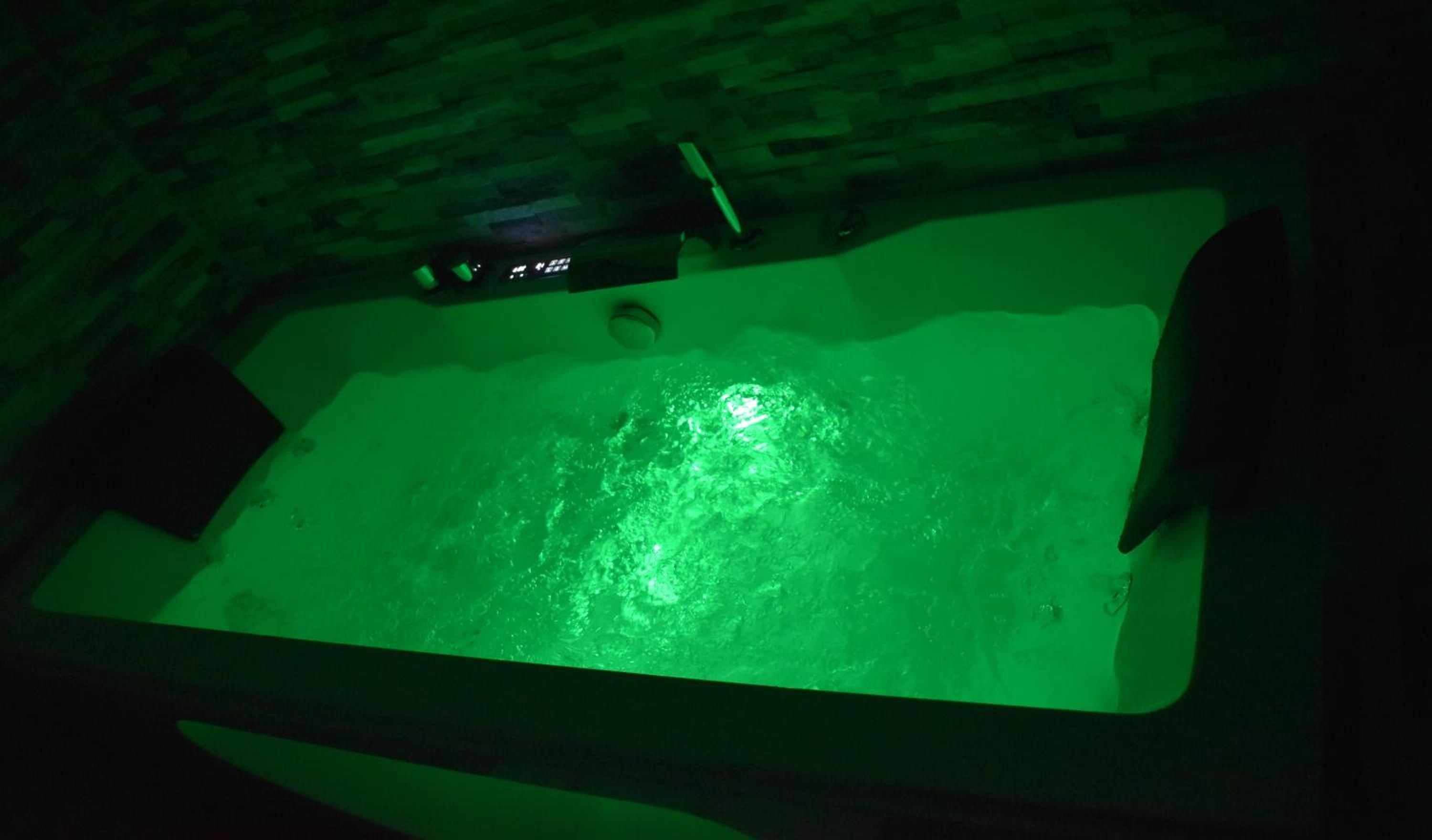 Suite with Spa Bath - Photo 7