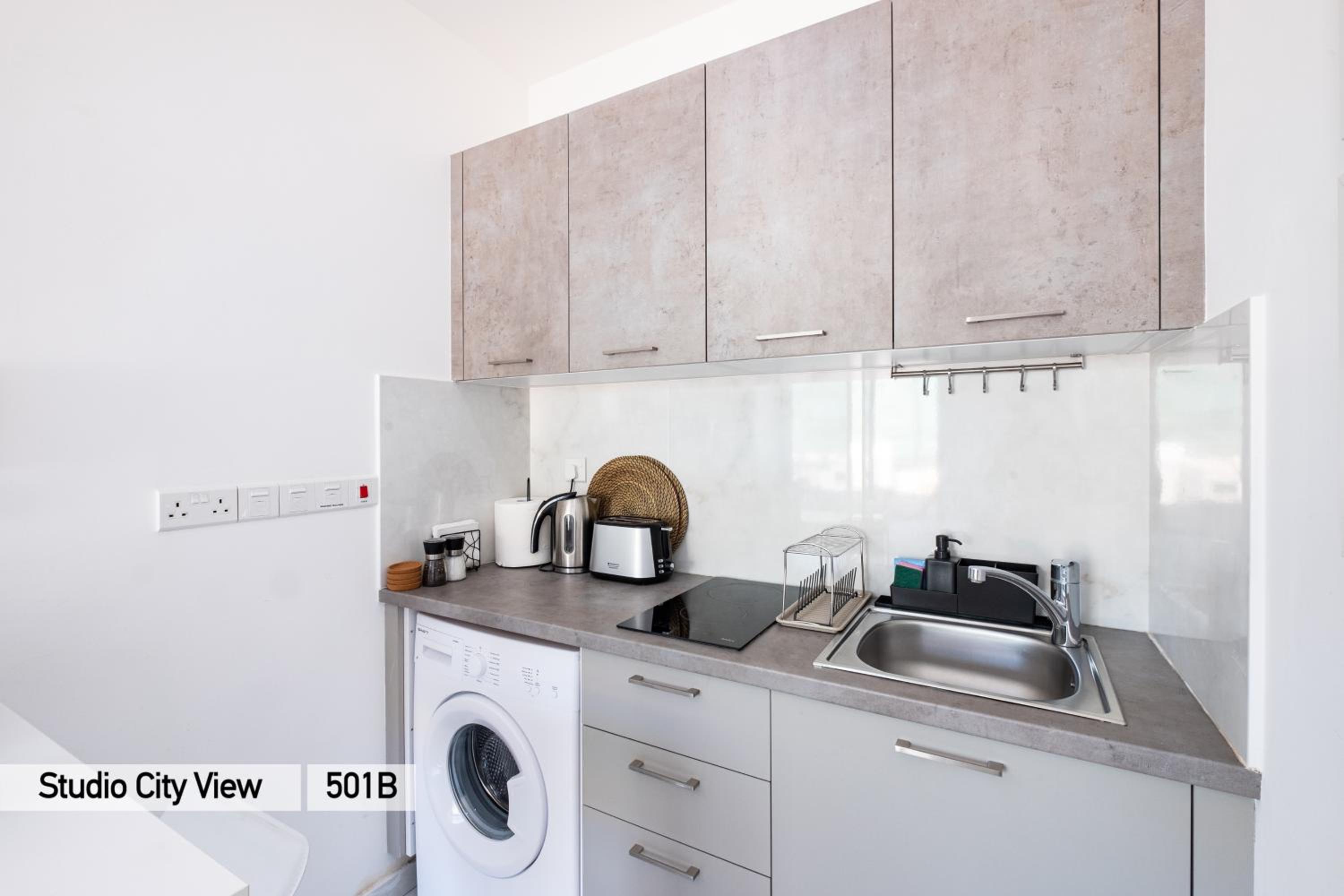 Studio Apartment with City View - Photo 8