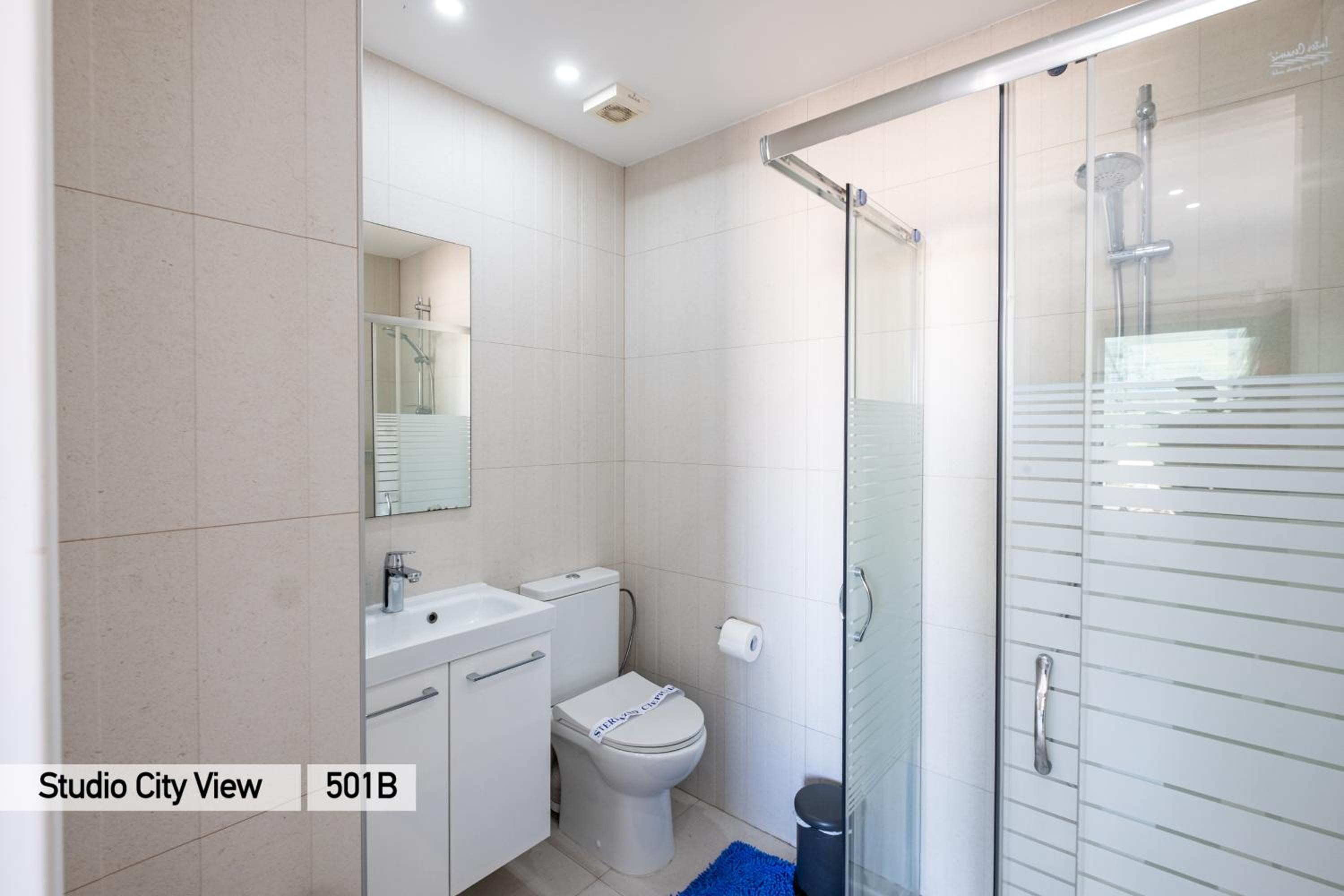Studio Apartment with City View - Photo 13
