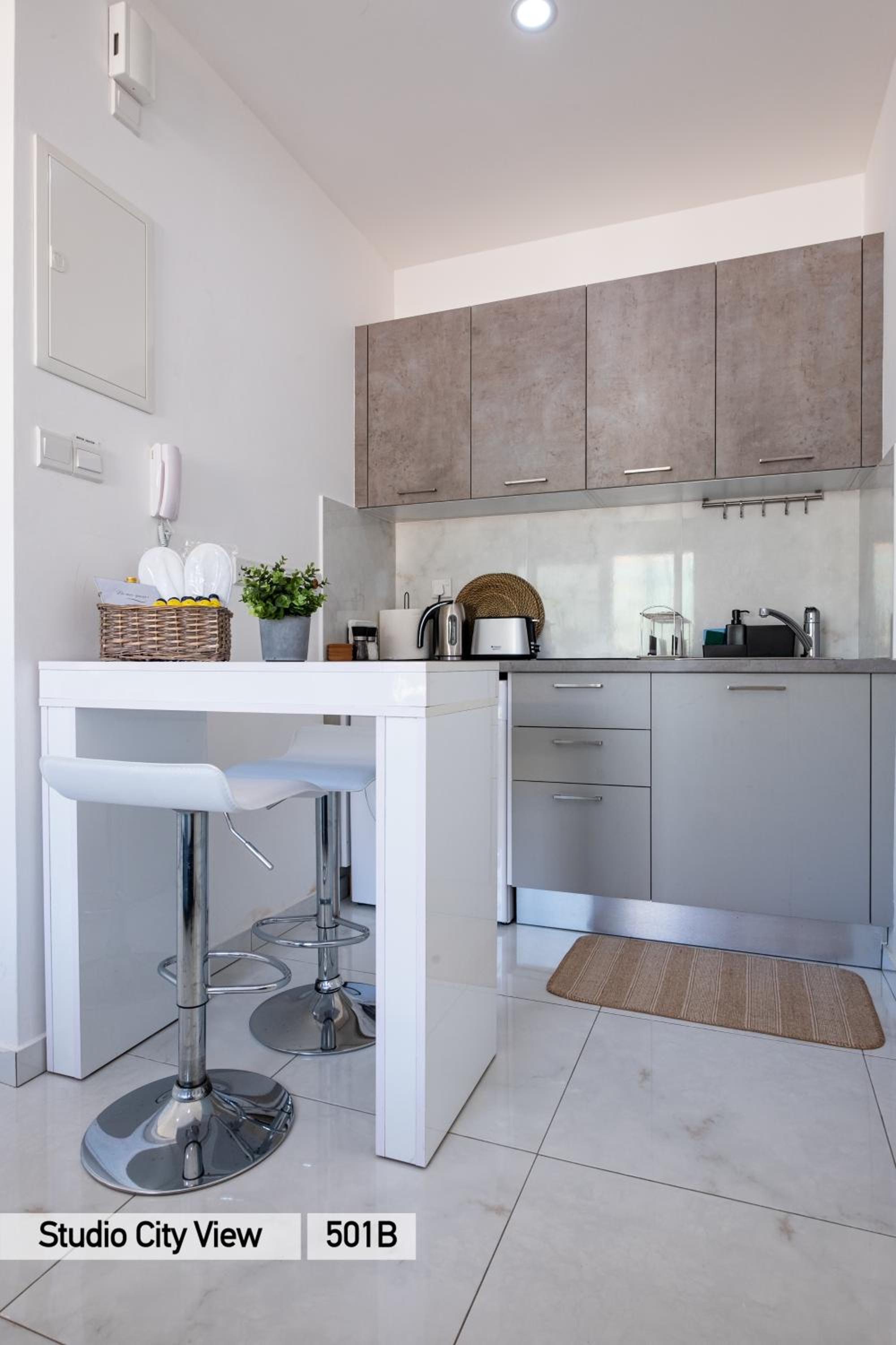 Studio Apartment with City View - Photo 14
