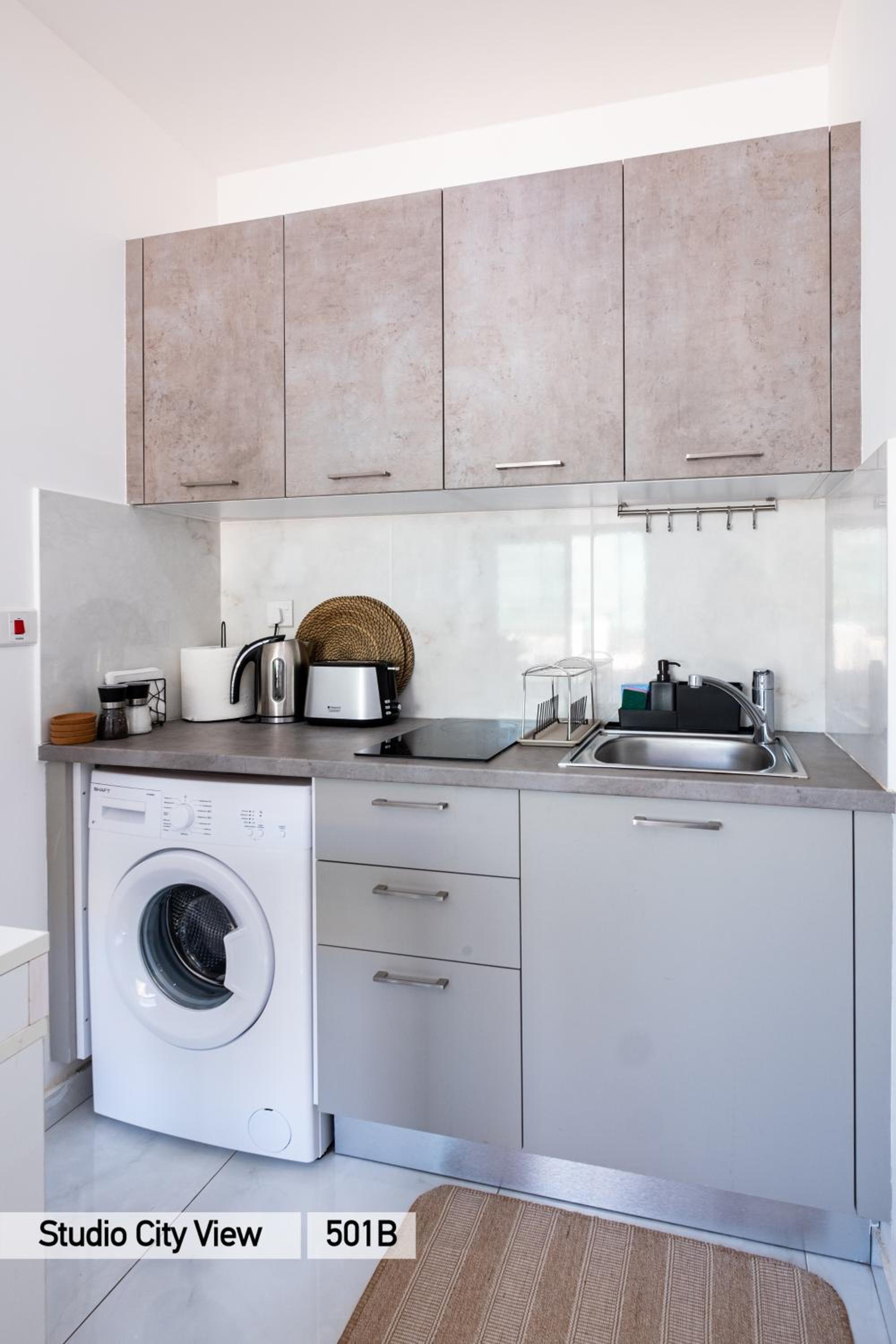 Studio Apartment with City View - Photo 4