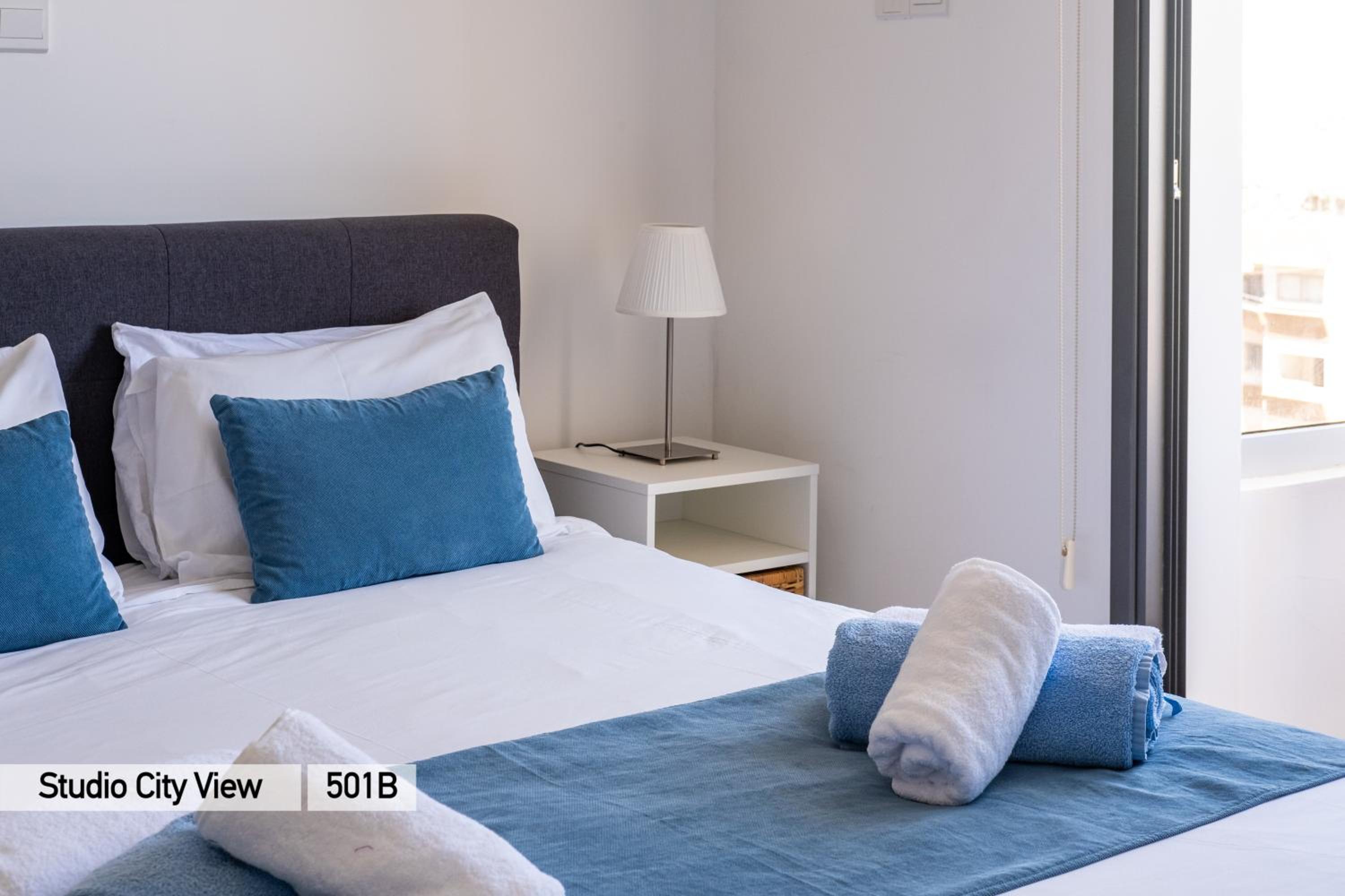 Studio Apartment with City View - Photo 17