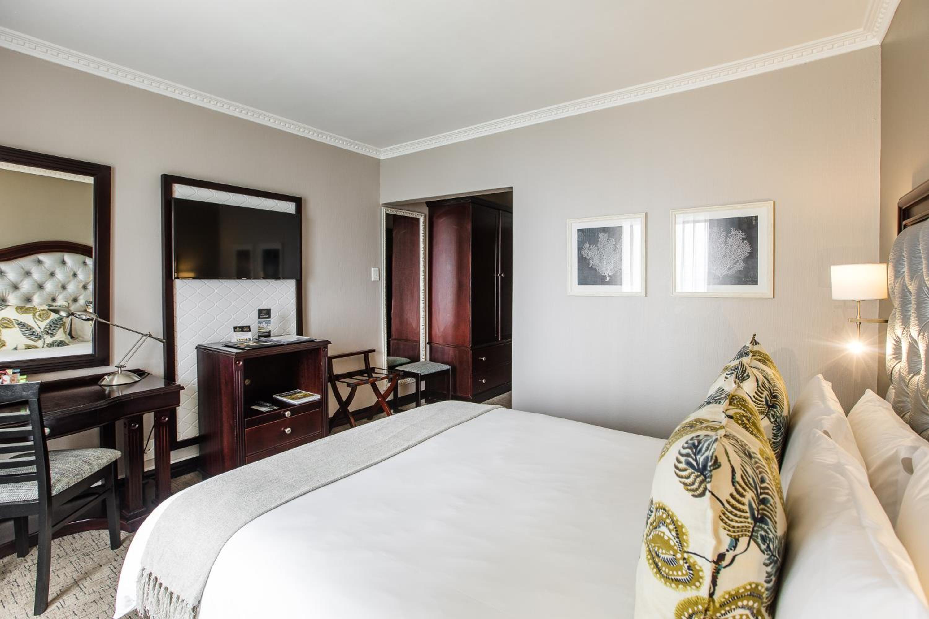 Deluxe Room with King Bed - Photo 3