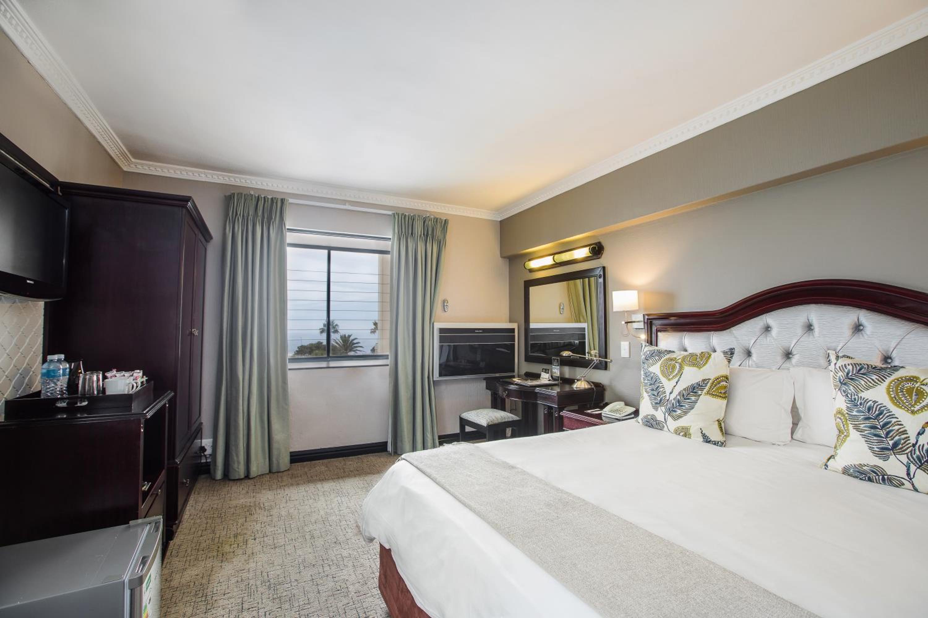 Deluxe Sea View Room with king bed - Photo 8