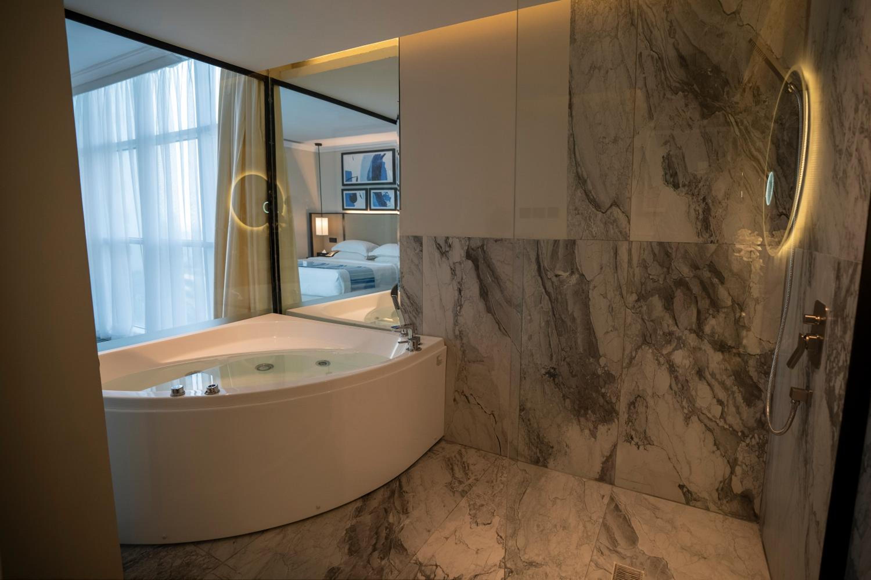 Executive Suite - Photo 10