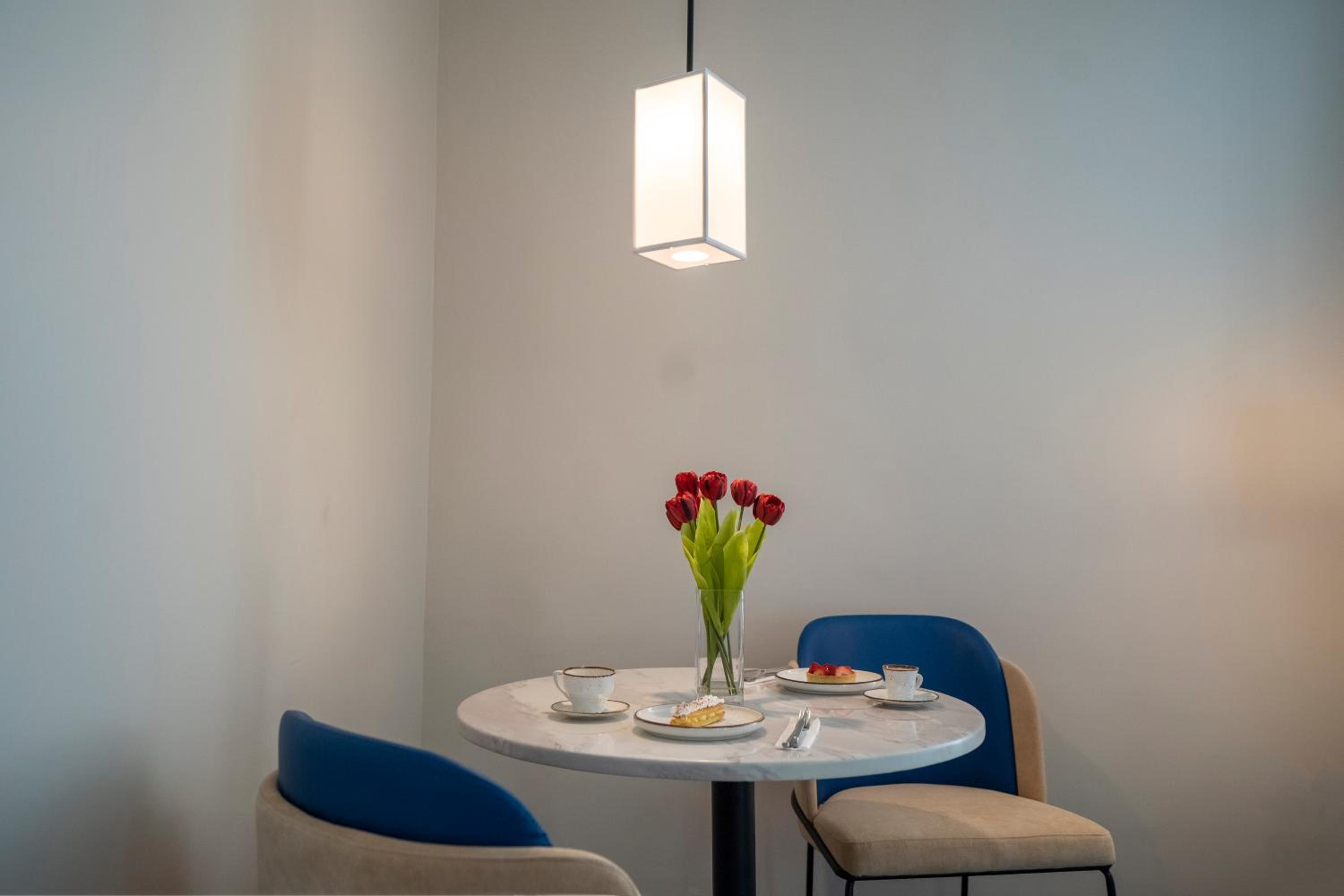 Executive Suite - Photo 9