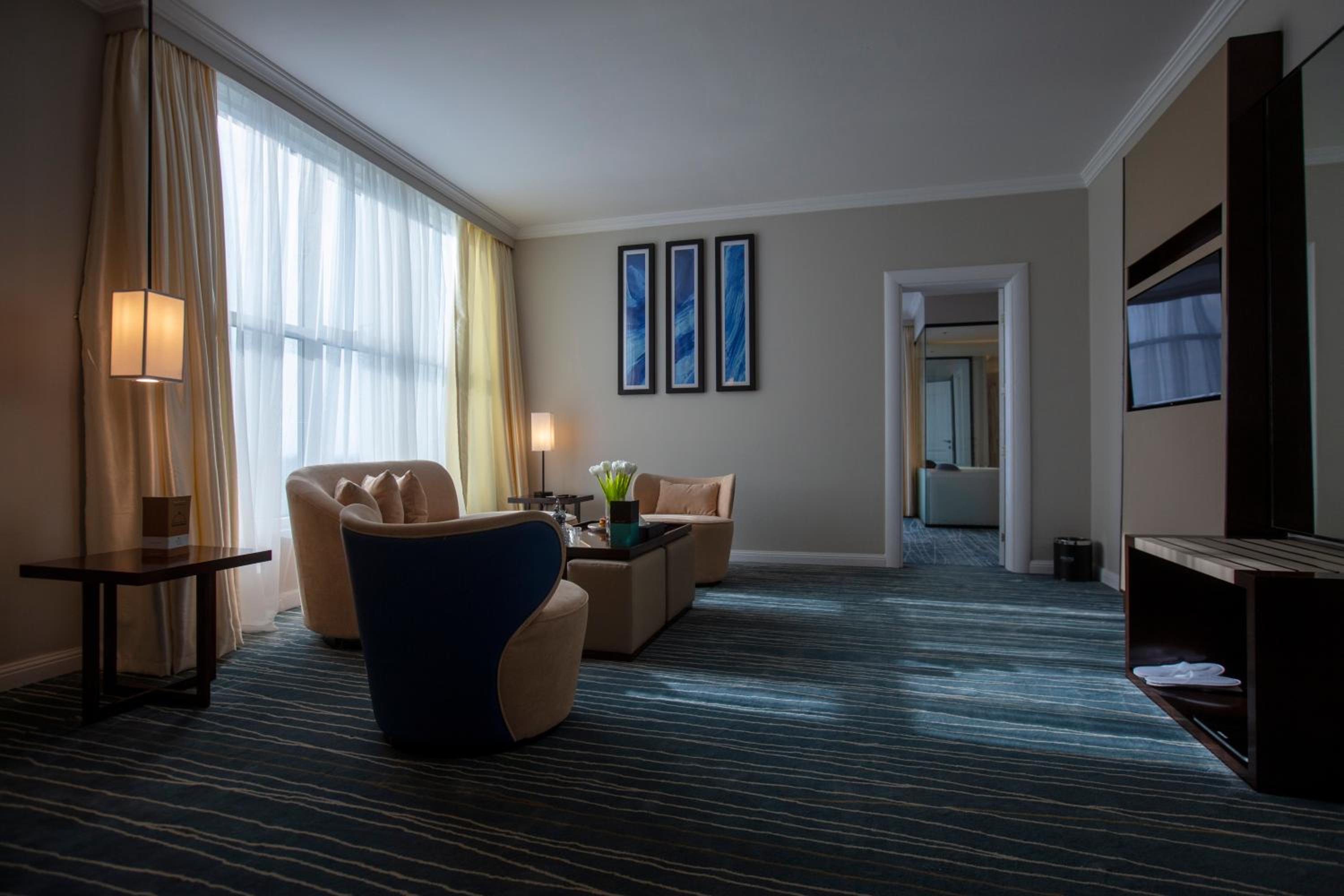 Executive Suite - Photo 6