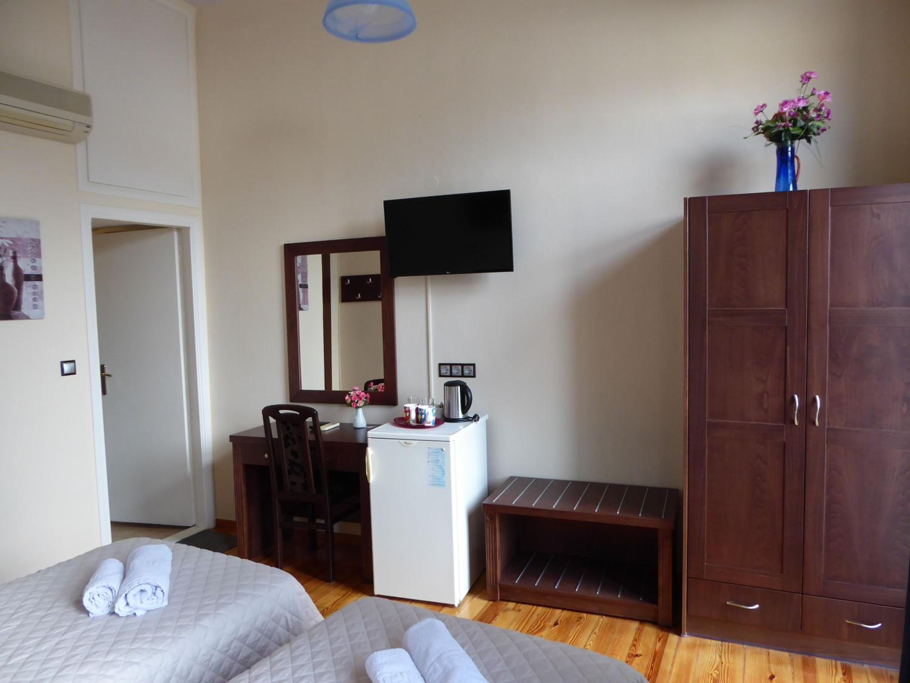 Double or Twin Room with Old Town View - Photo 5