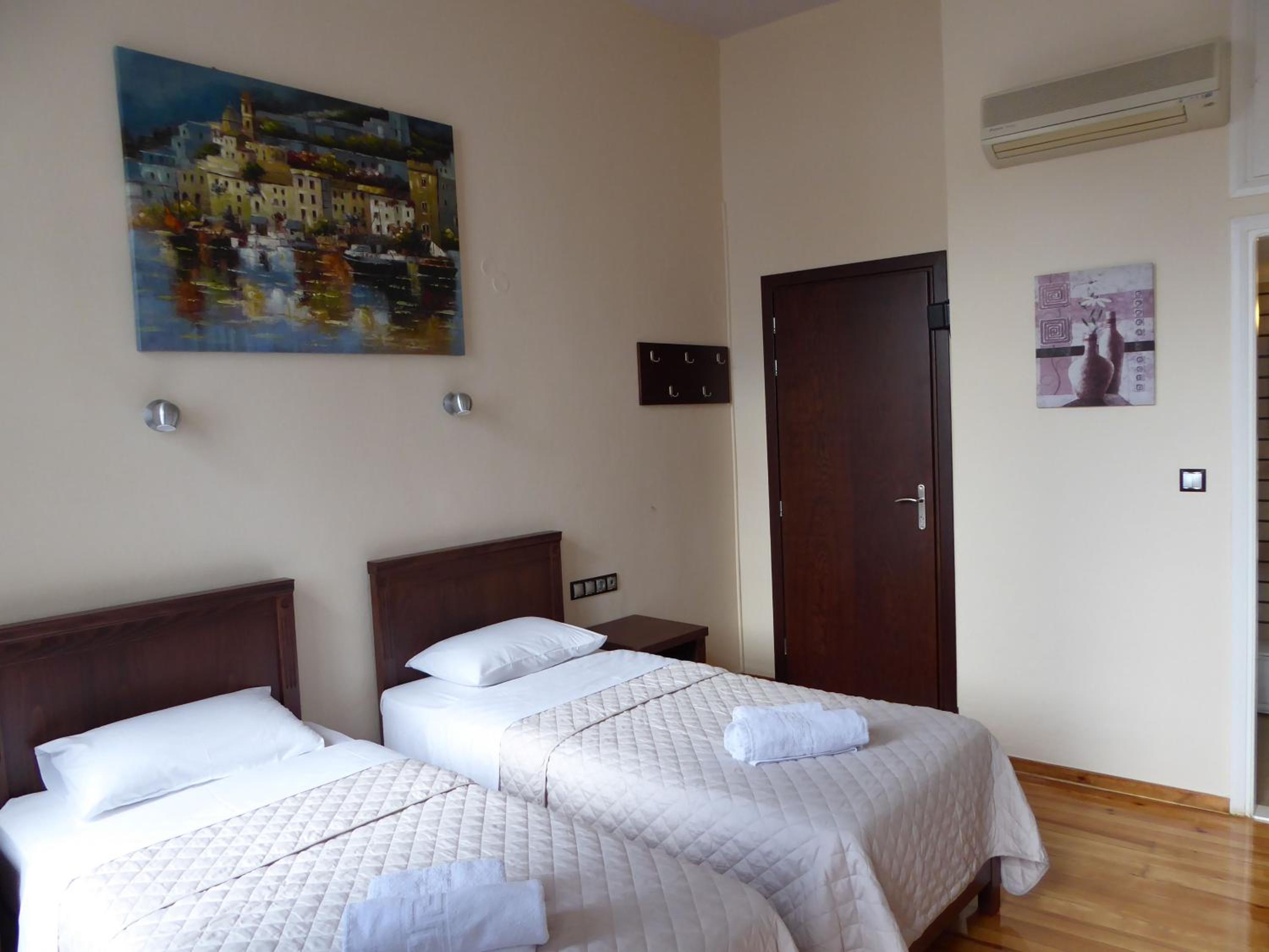Double or Twin Room with Old Town View - Photo 4