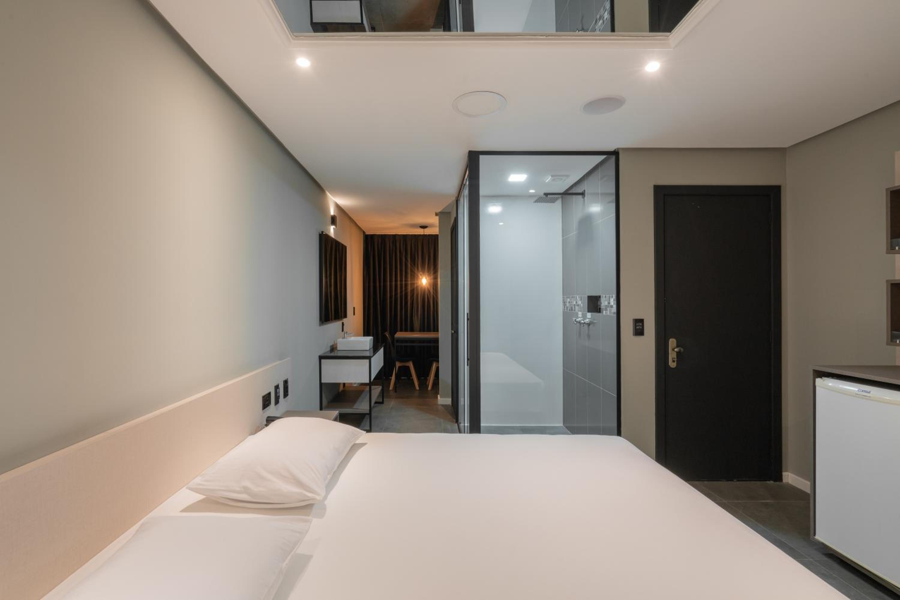 Suite - Photo 1