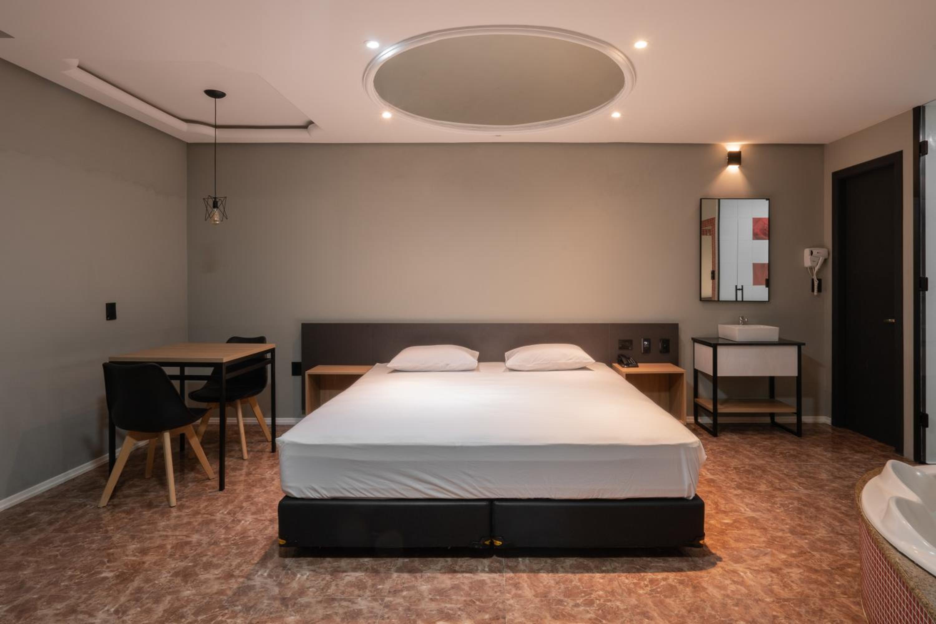 Deluxe Suite with Spa Bath - Photo 8