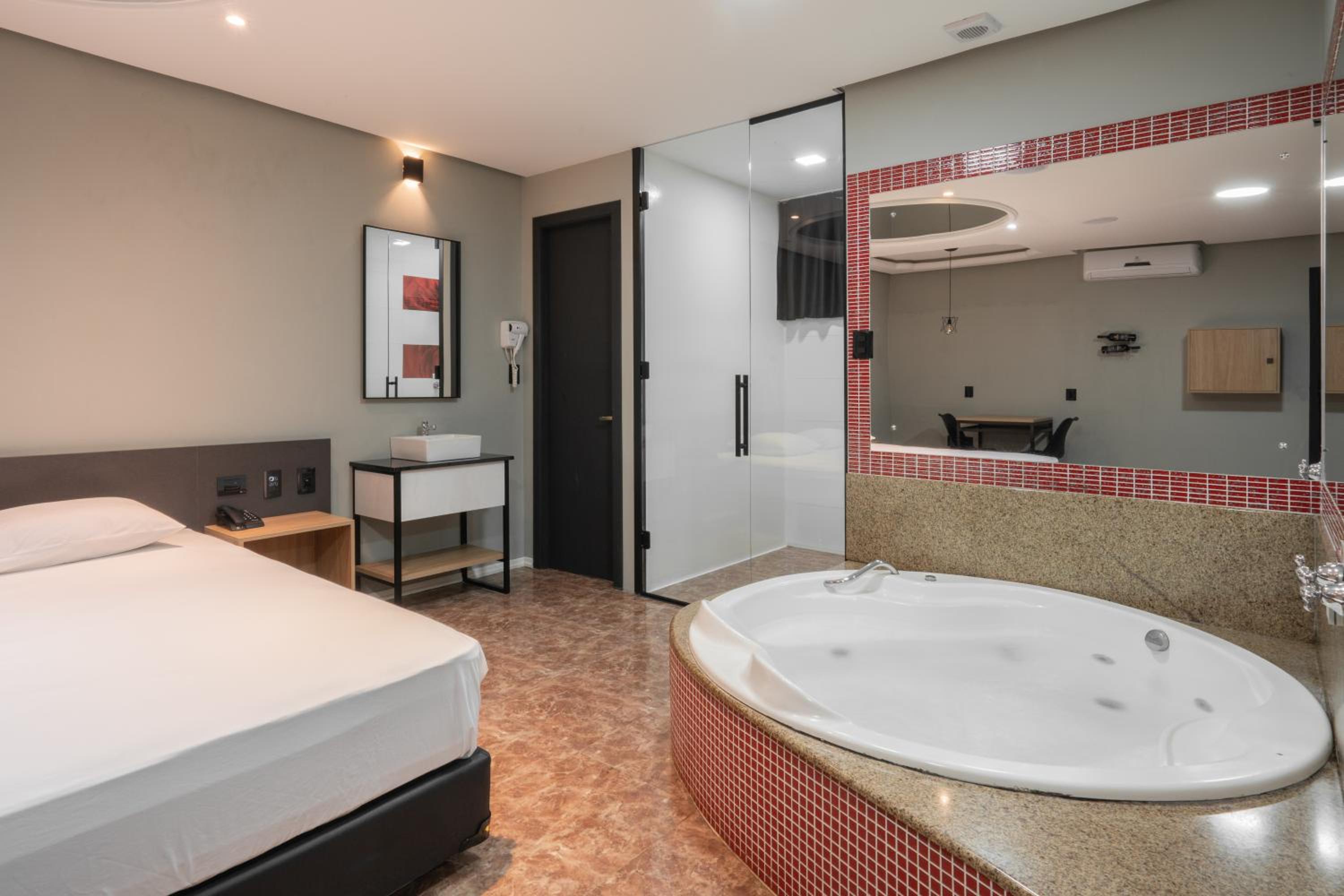 Deluxe Suite with Spa Bath - Photo 6