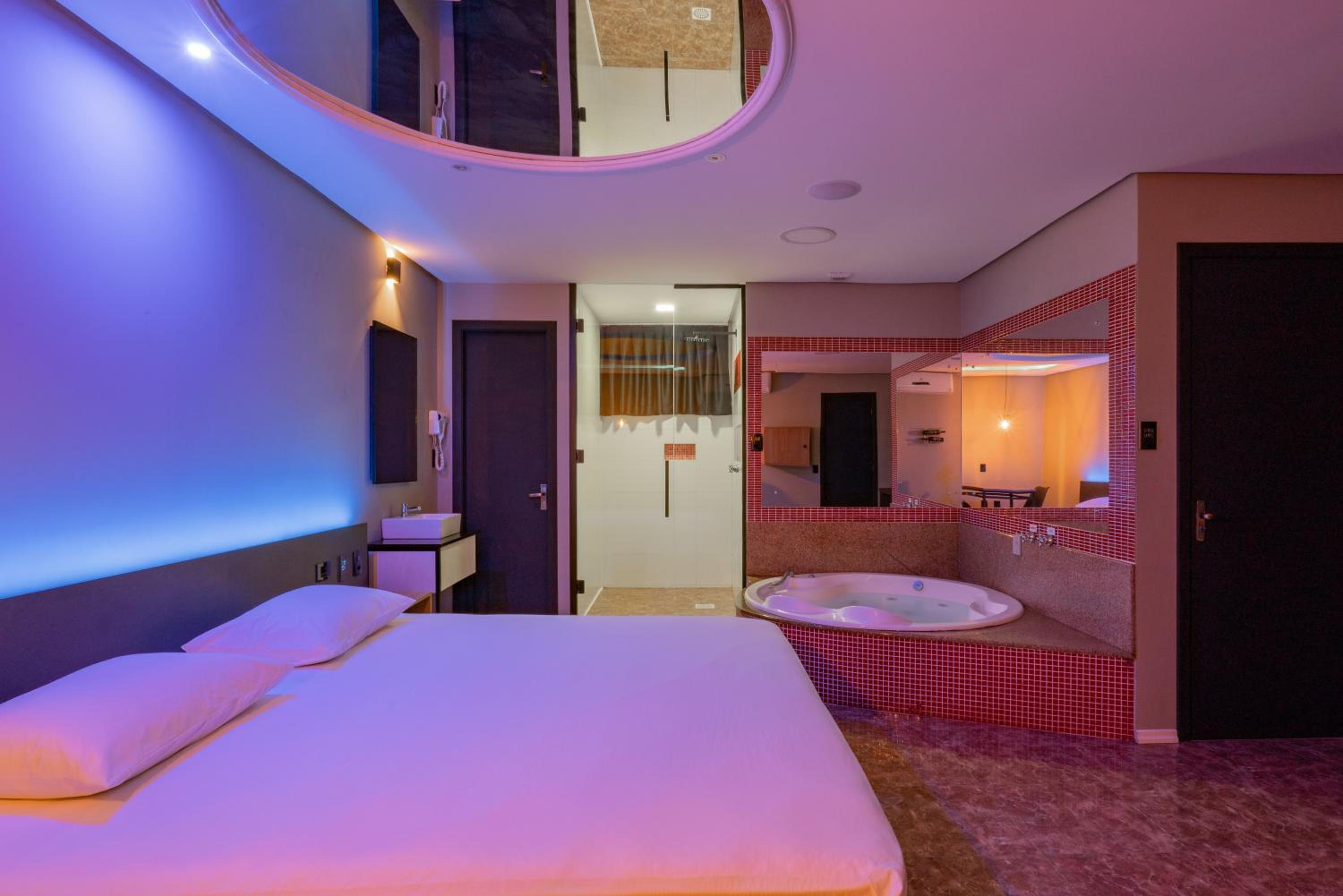 Deluxe Suite with Spa Bath - Photo 5