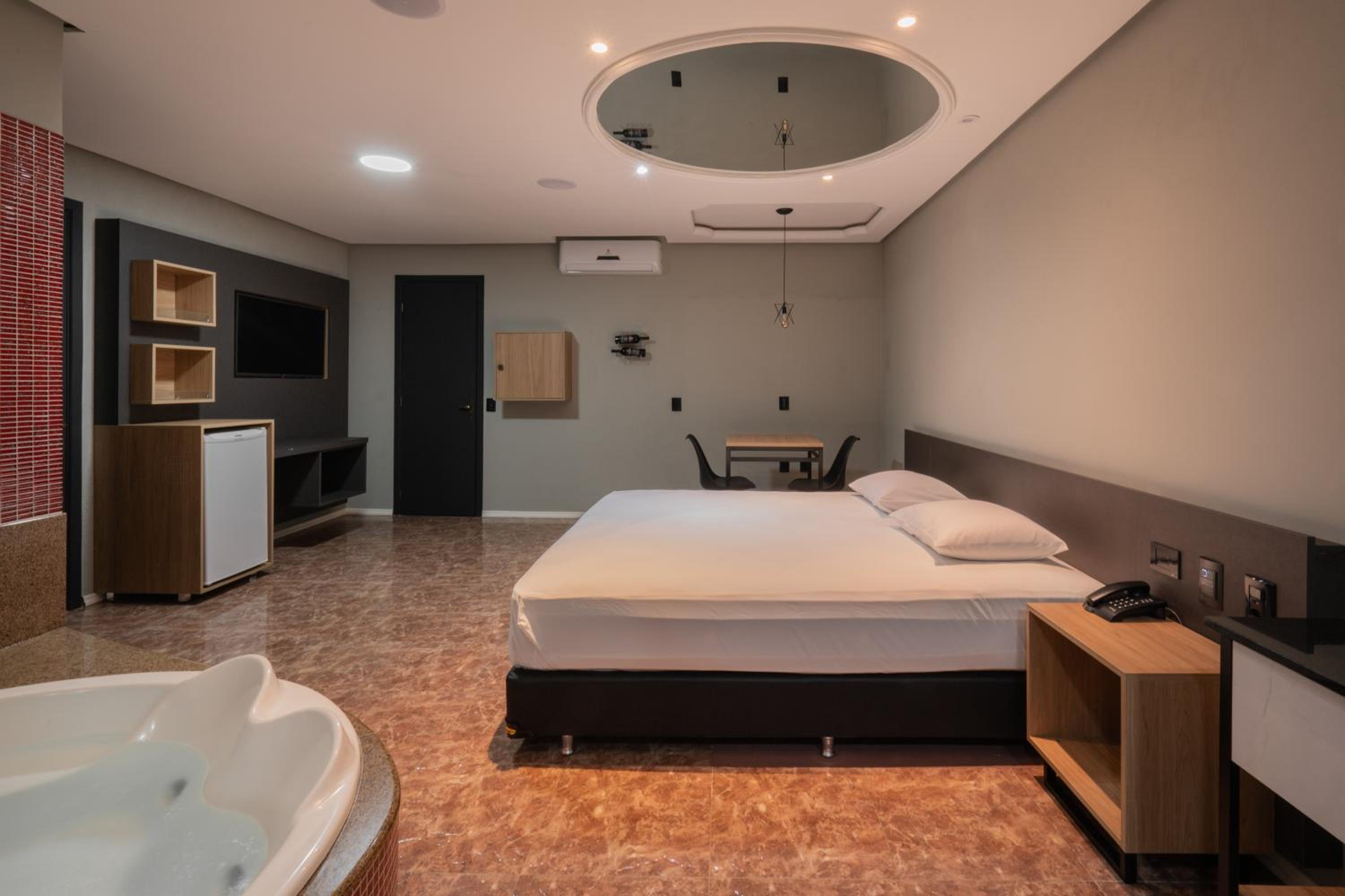 Deluxe Suite with Spa Bath - Photo 4