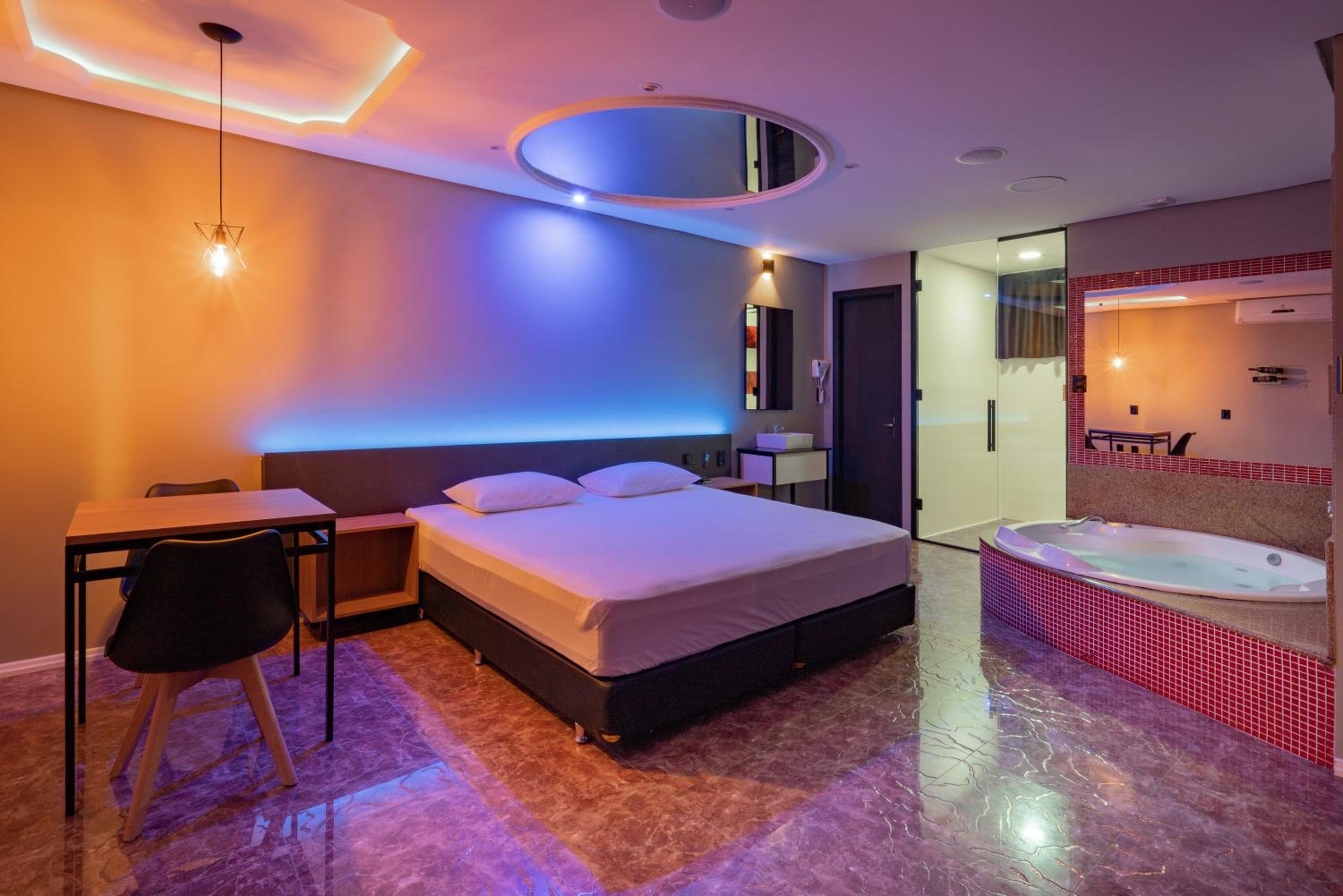 Deluxe Suite with Spa Bath - Photo 3