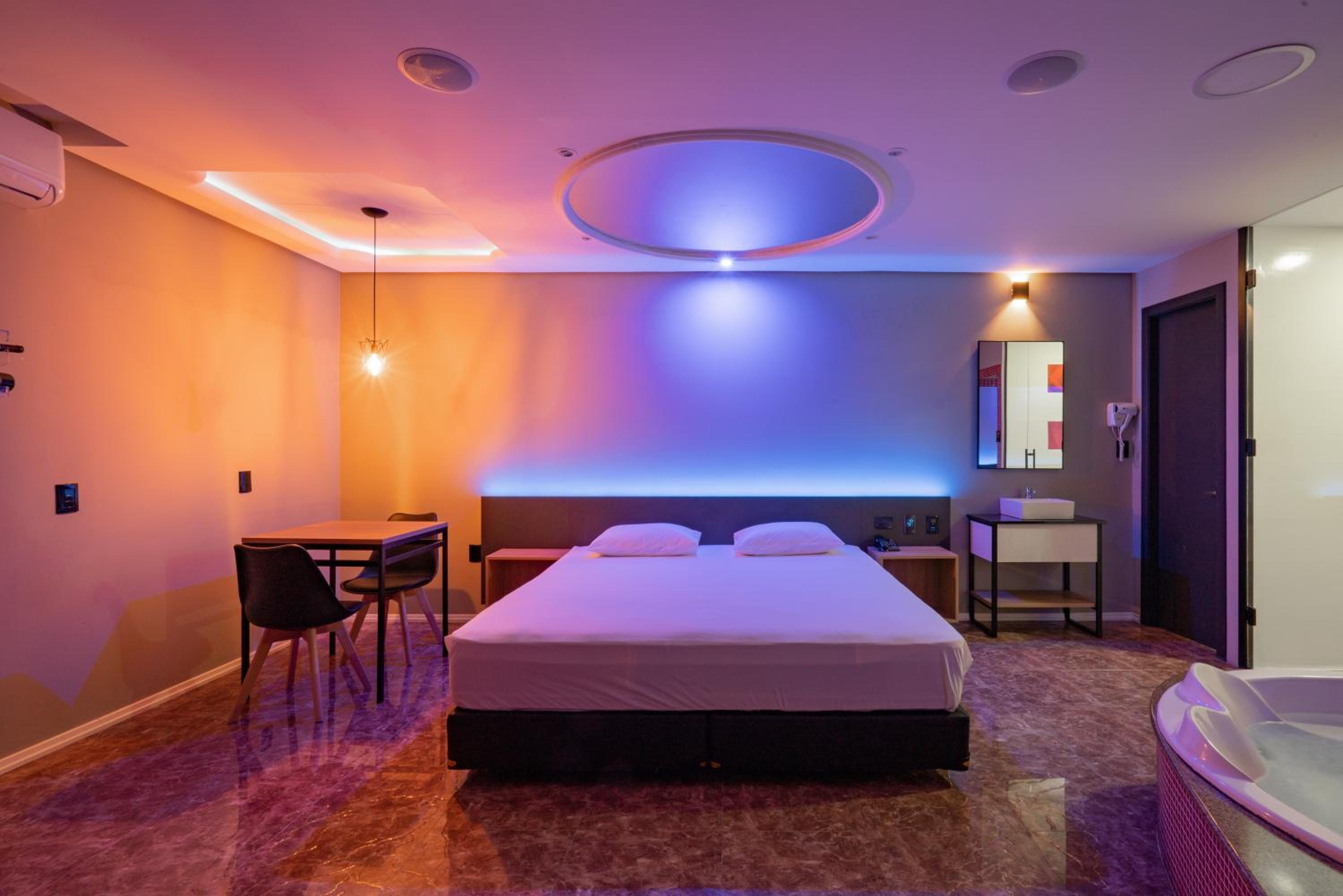 Deluxe Suite with Spa Bath - Photo 2