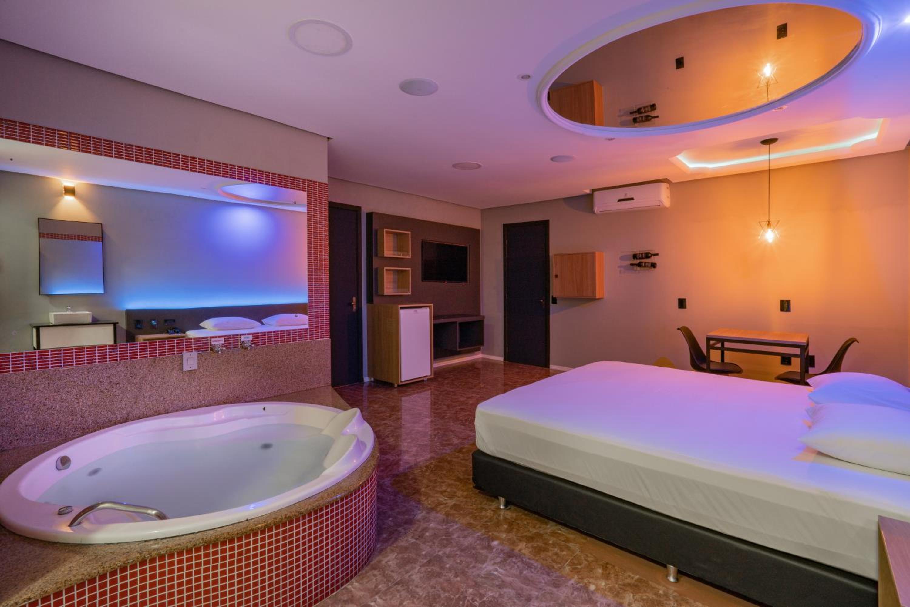 Deluxe Suite with Spa Bath - Photo 1