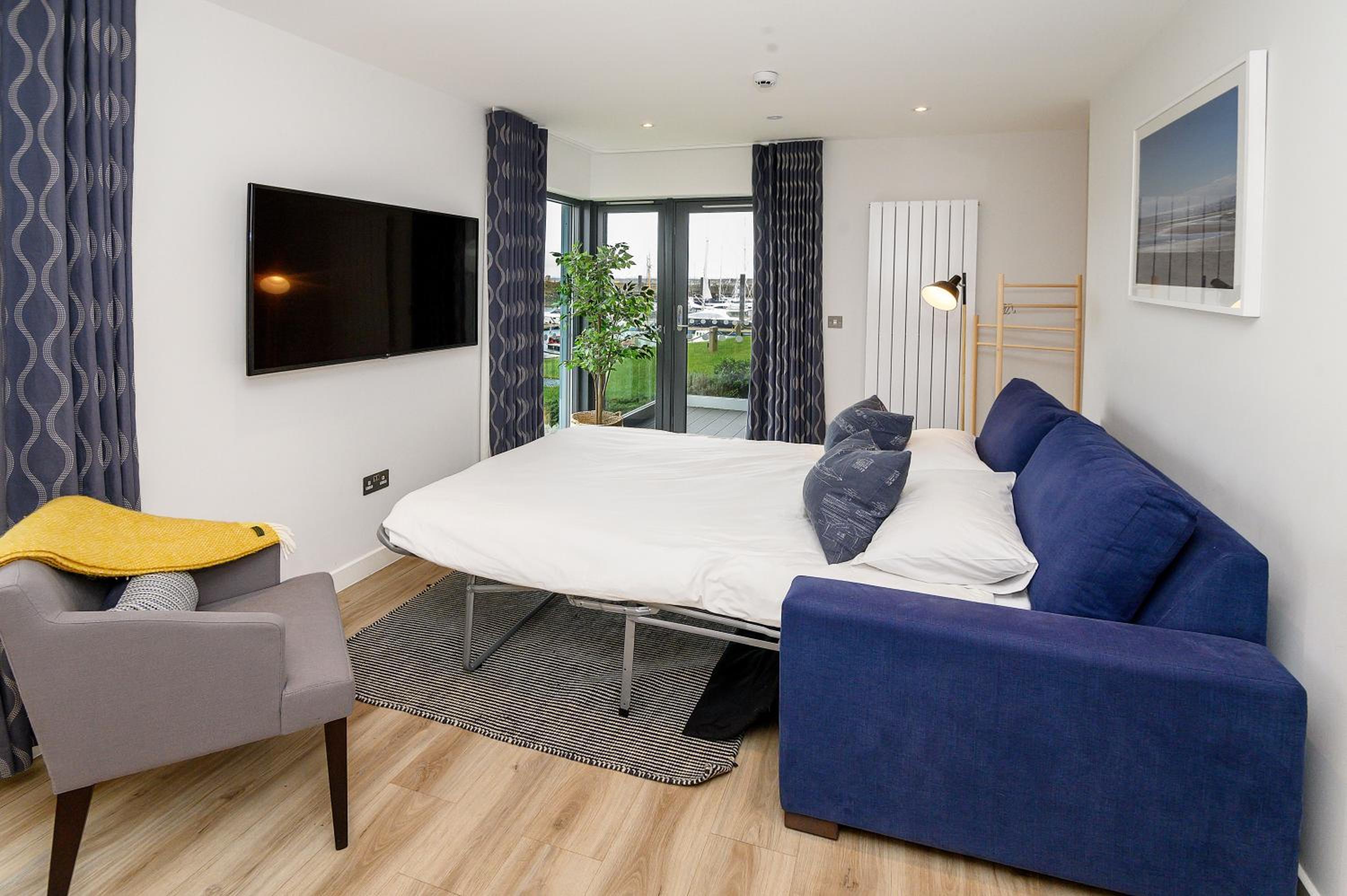 Standard Room with Marina View (Dog Friendly) - Photo 6