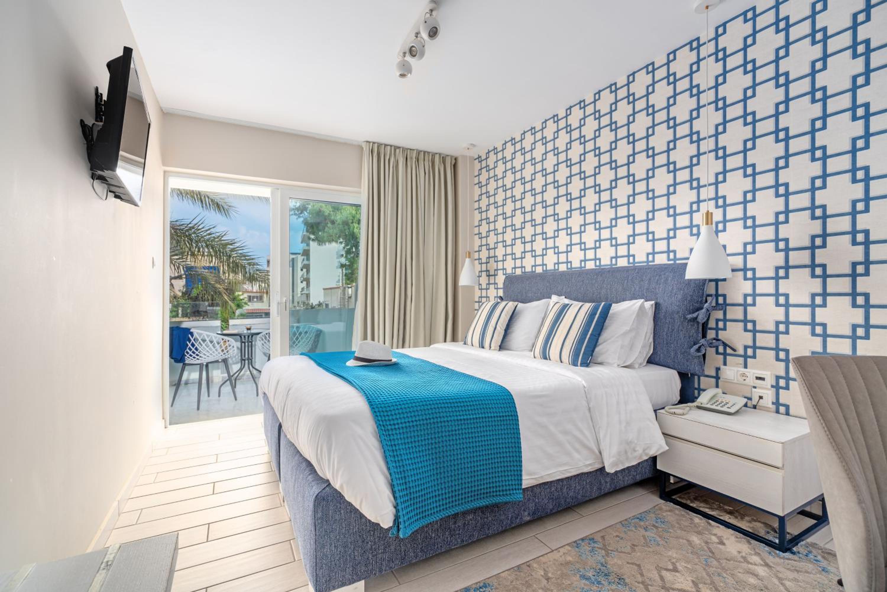Standard Double Room with Balcony & Side Sea View photo 2