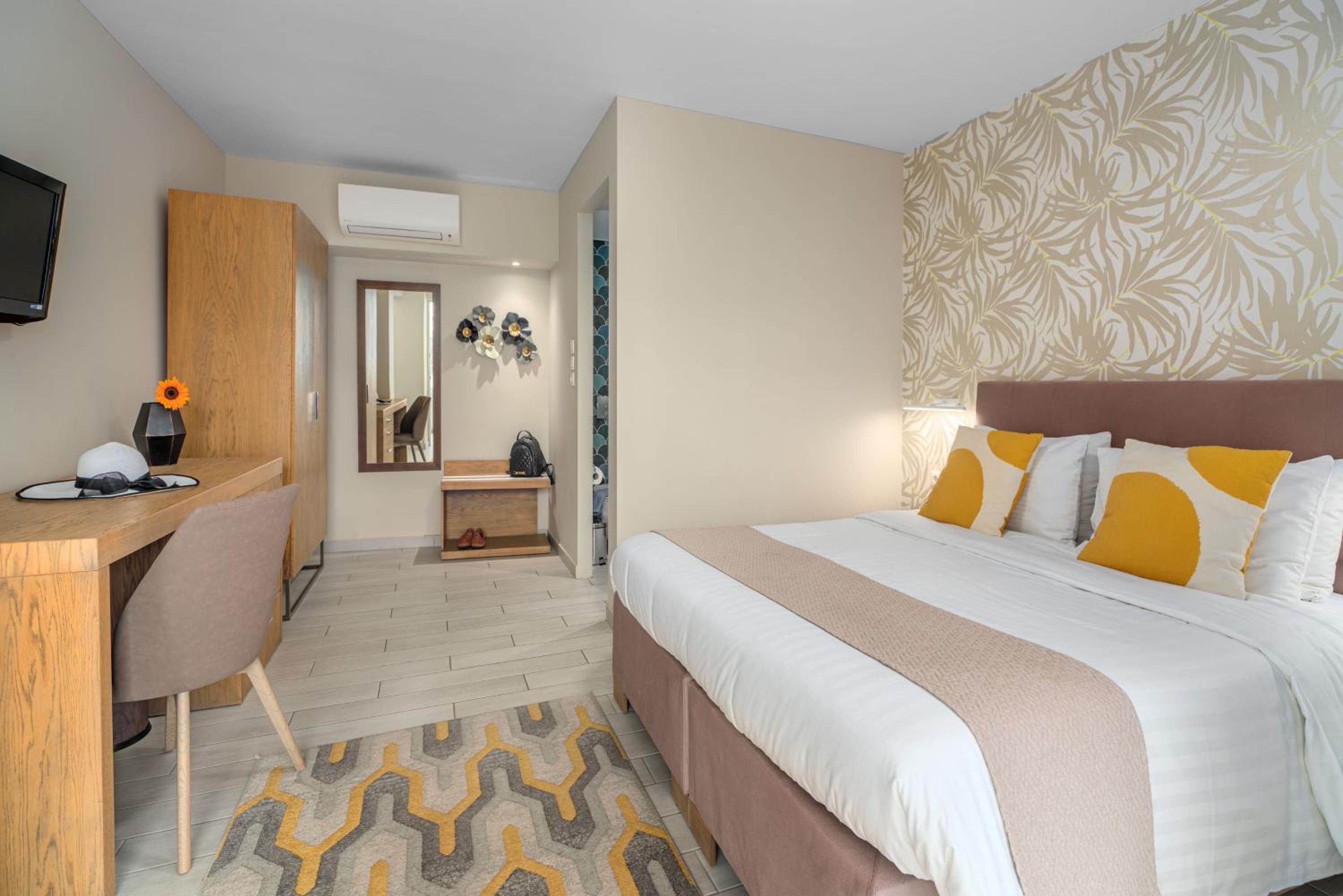 King Suite with Balcony & Side Sea View photo 3