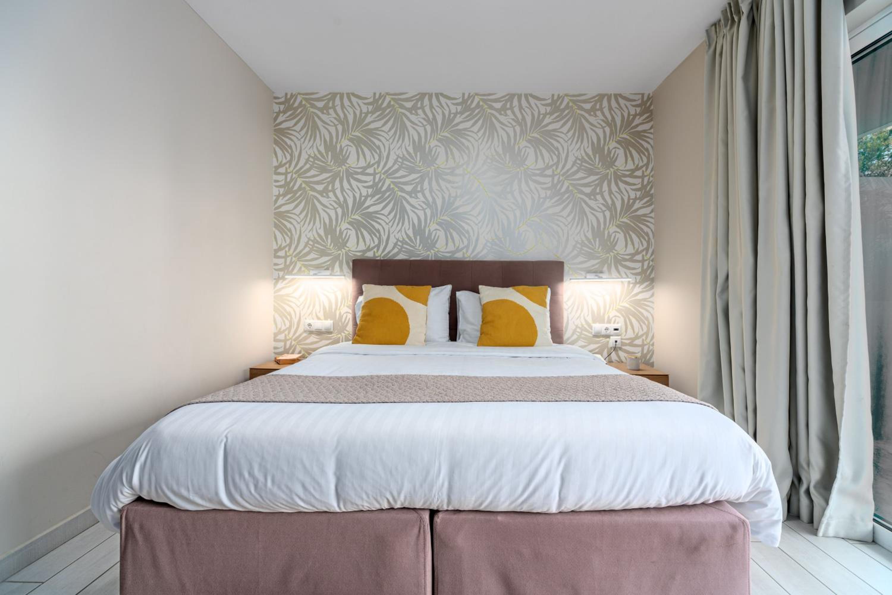 King Suite with Balcony & Side Sea View photo 3