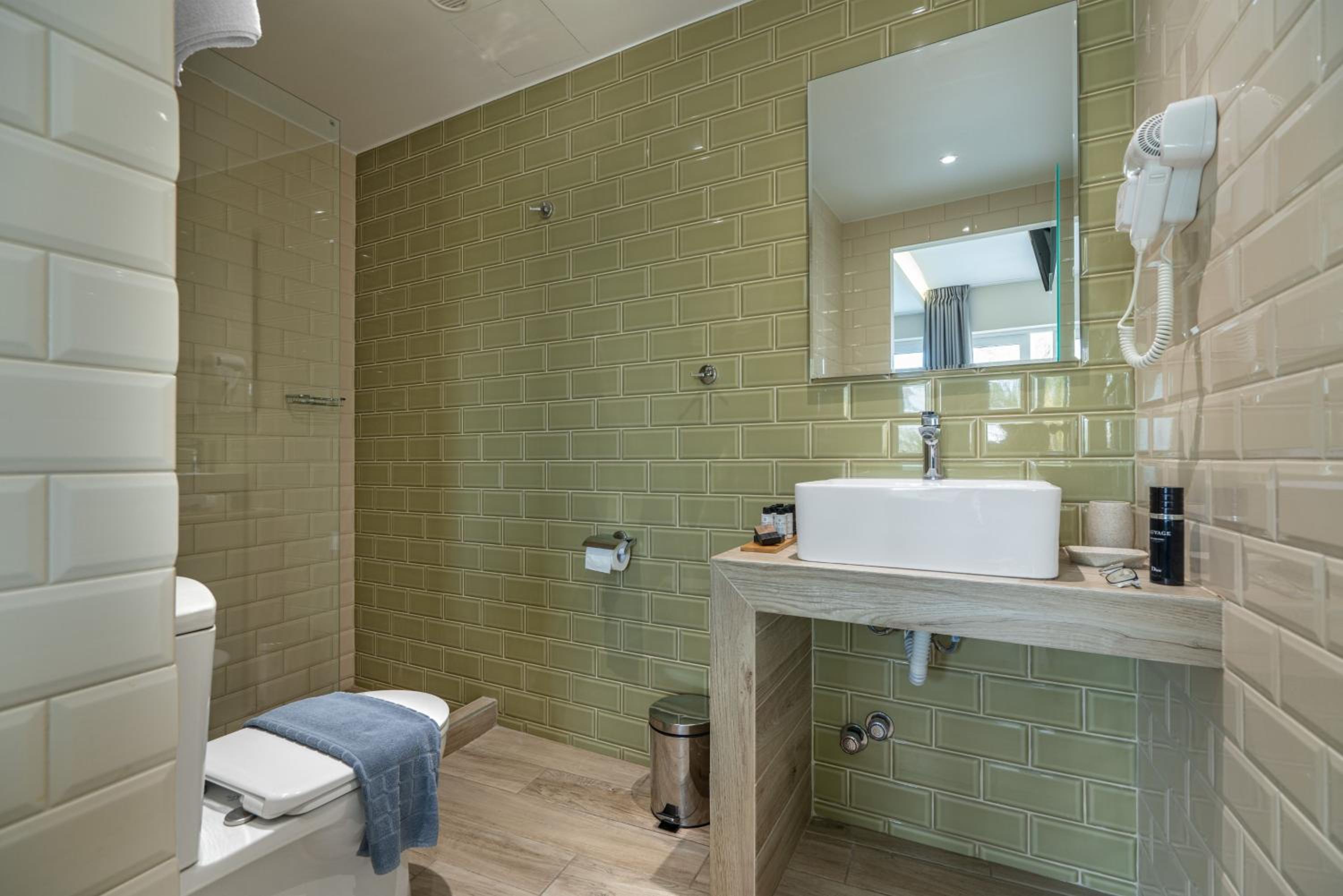 Queen Suite with Balcony & Side Sea View photo 3