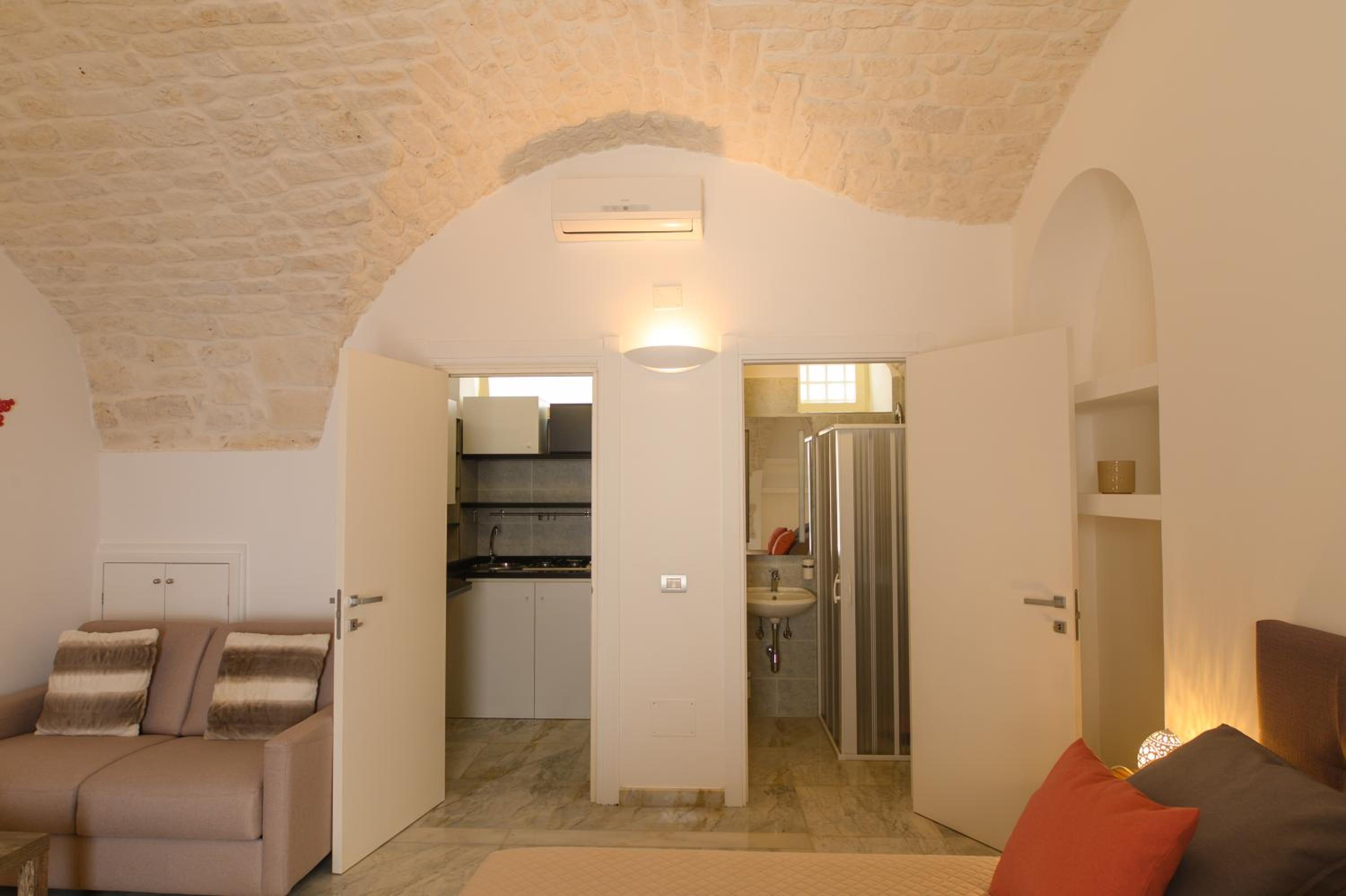 Quadruple Room with Private Bathroom - Photo 26