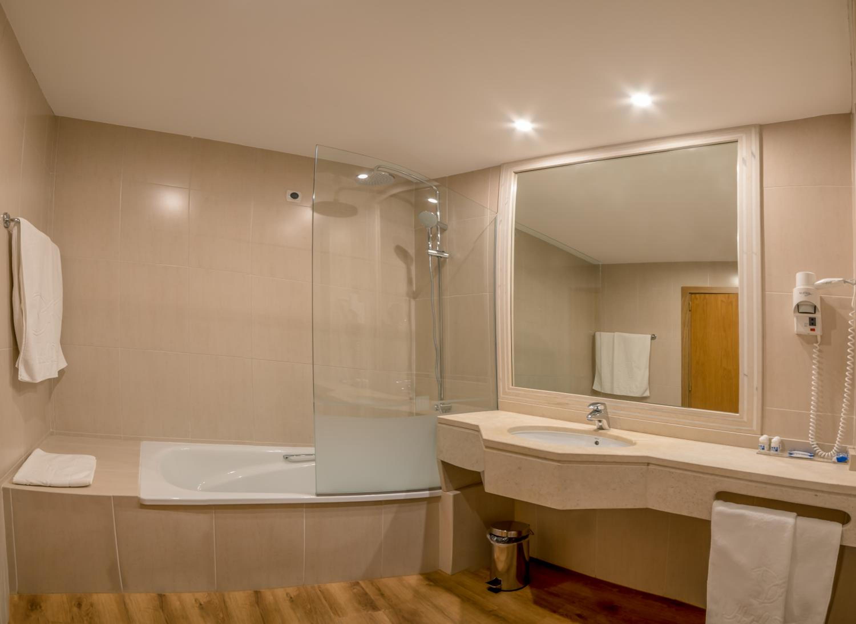 Standard Twin Room - Photo 4