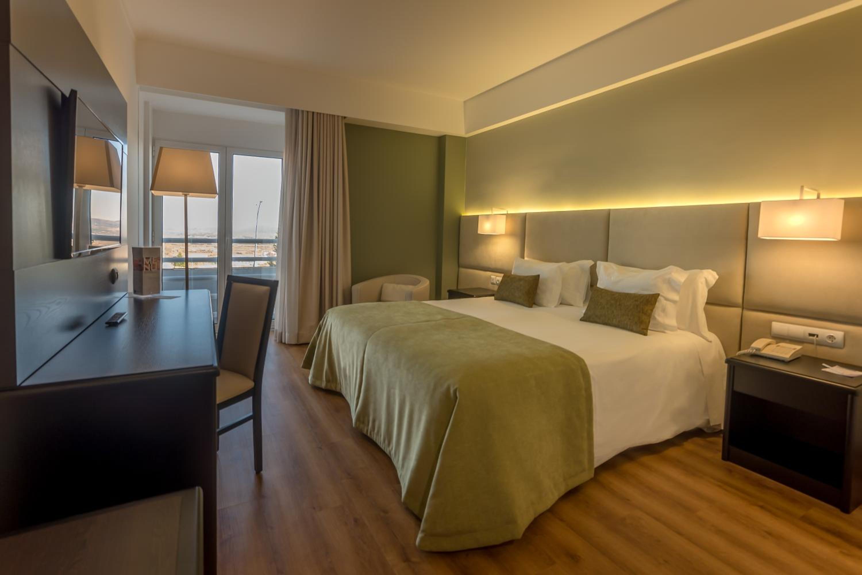 Standard Twin Room - Photo 3