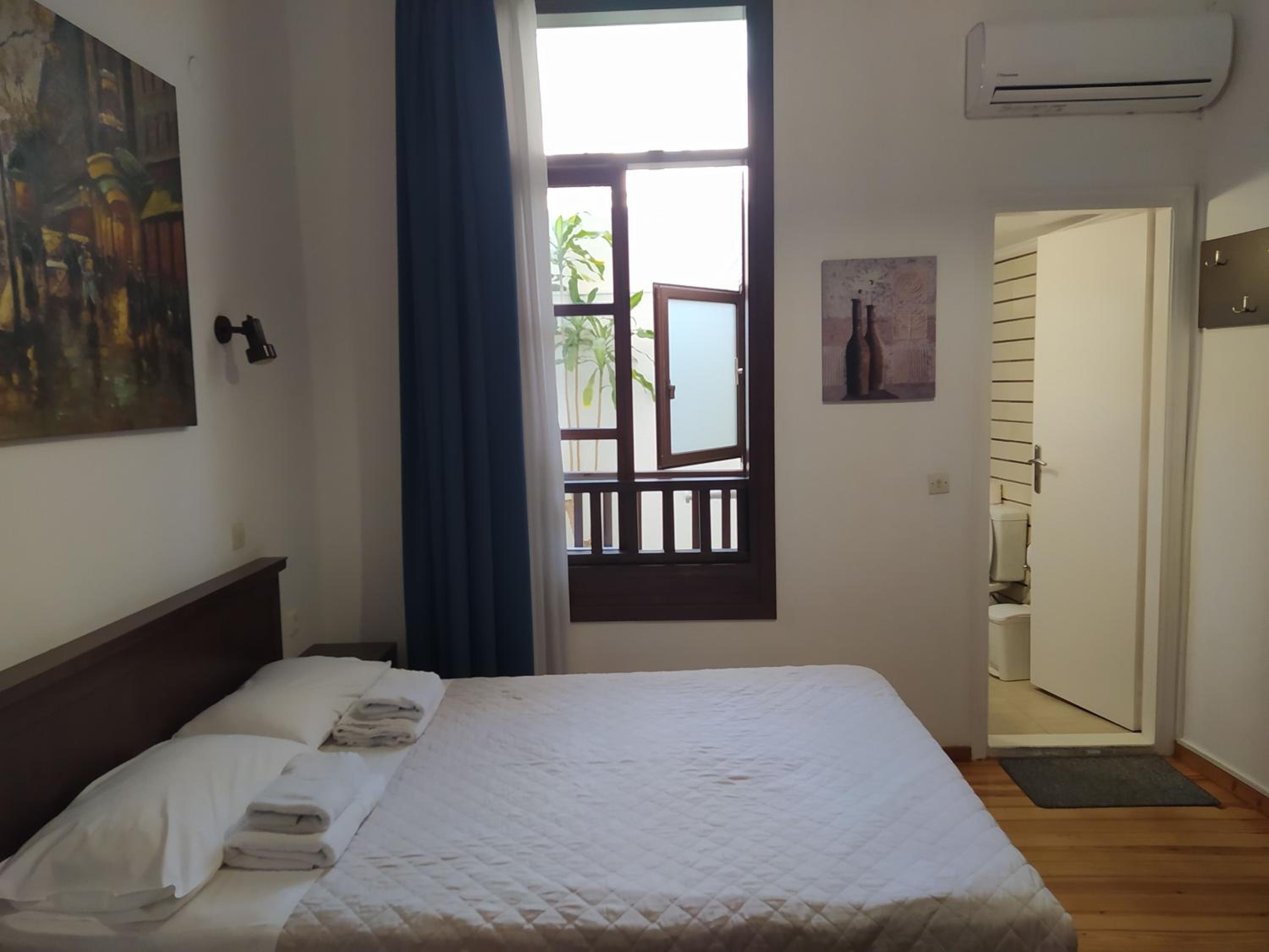 Double Room with no View - Photo 4
