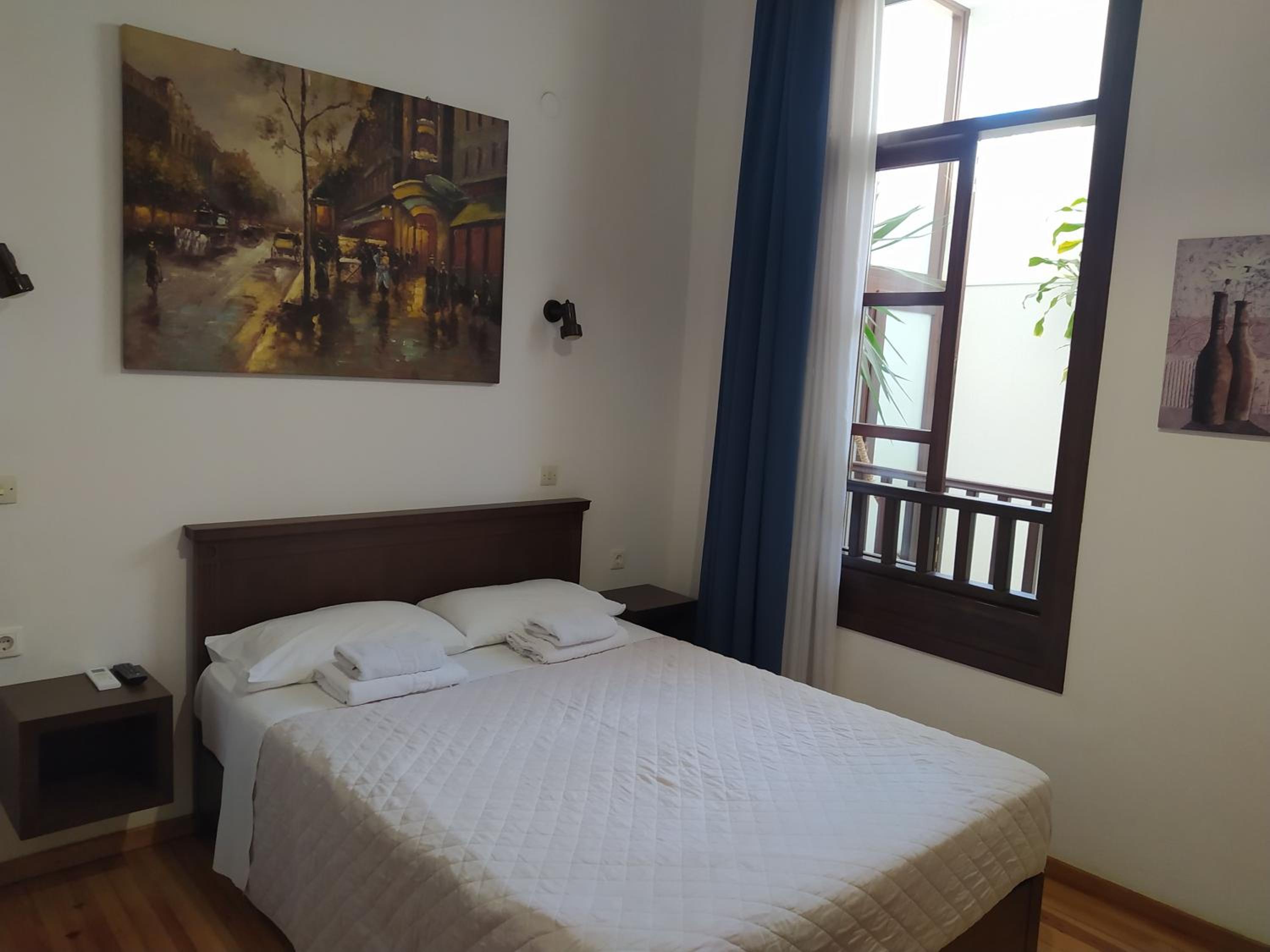 Double Room with no View - Photo 3