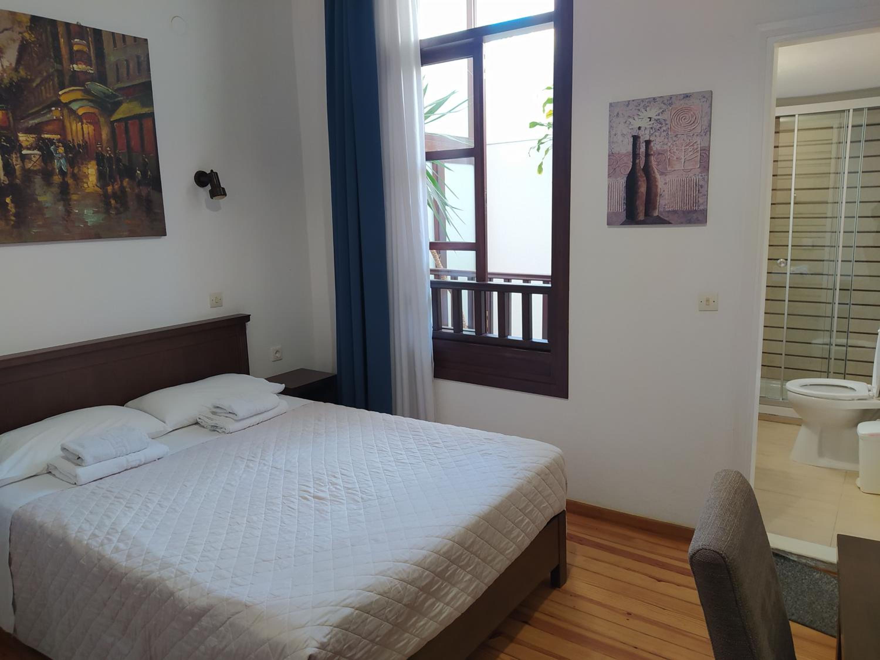 Double Room with no View - Photo 2