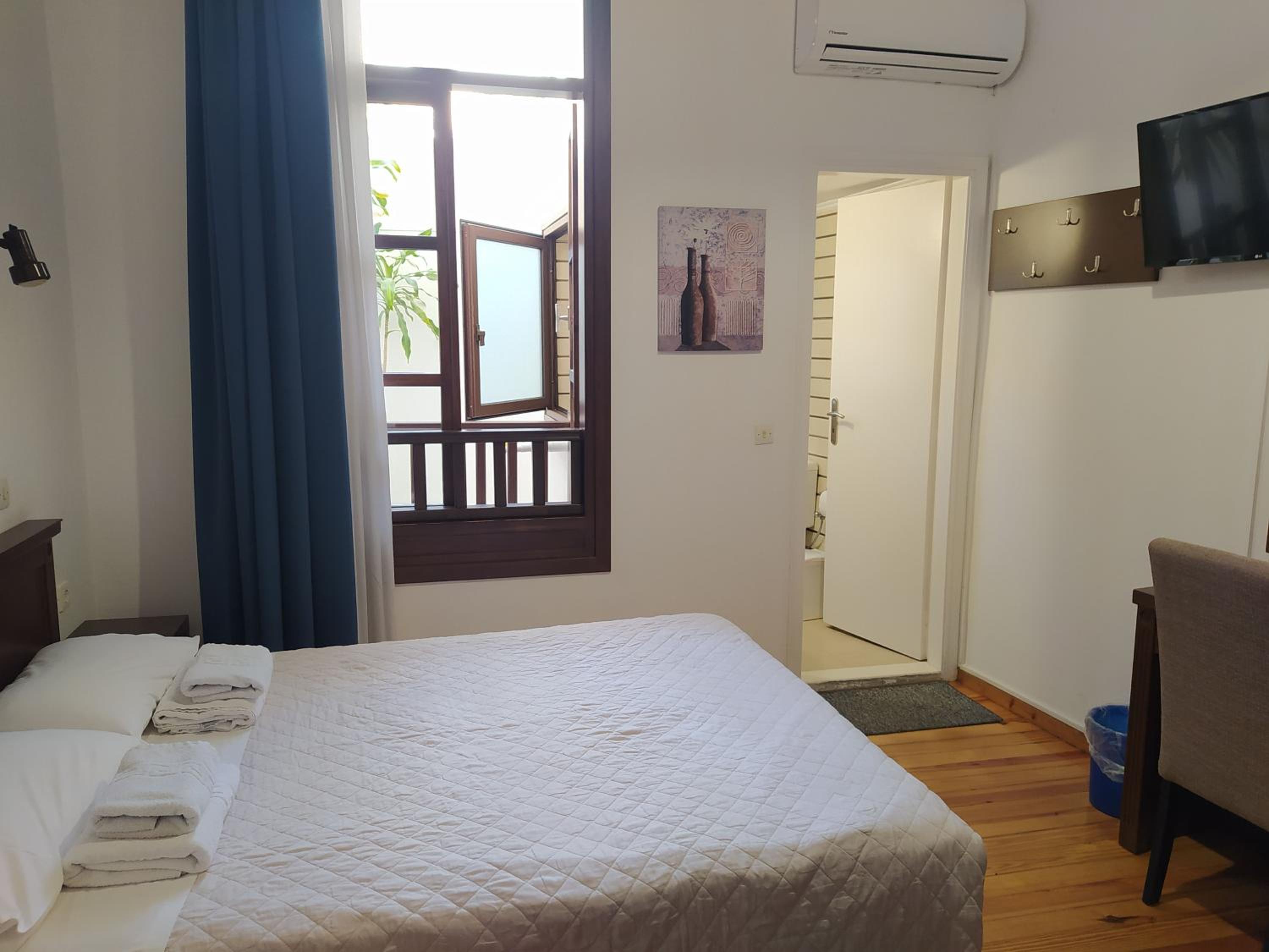 Double Room with no View - Photo 1