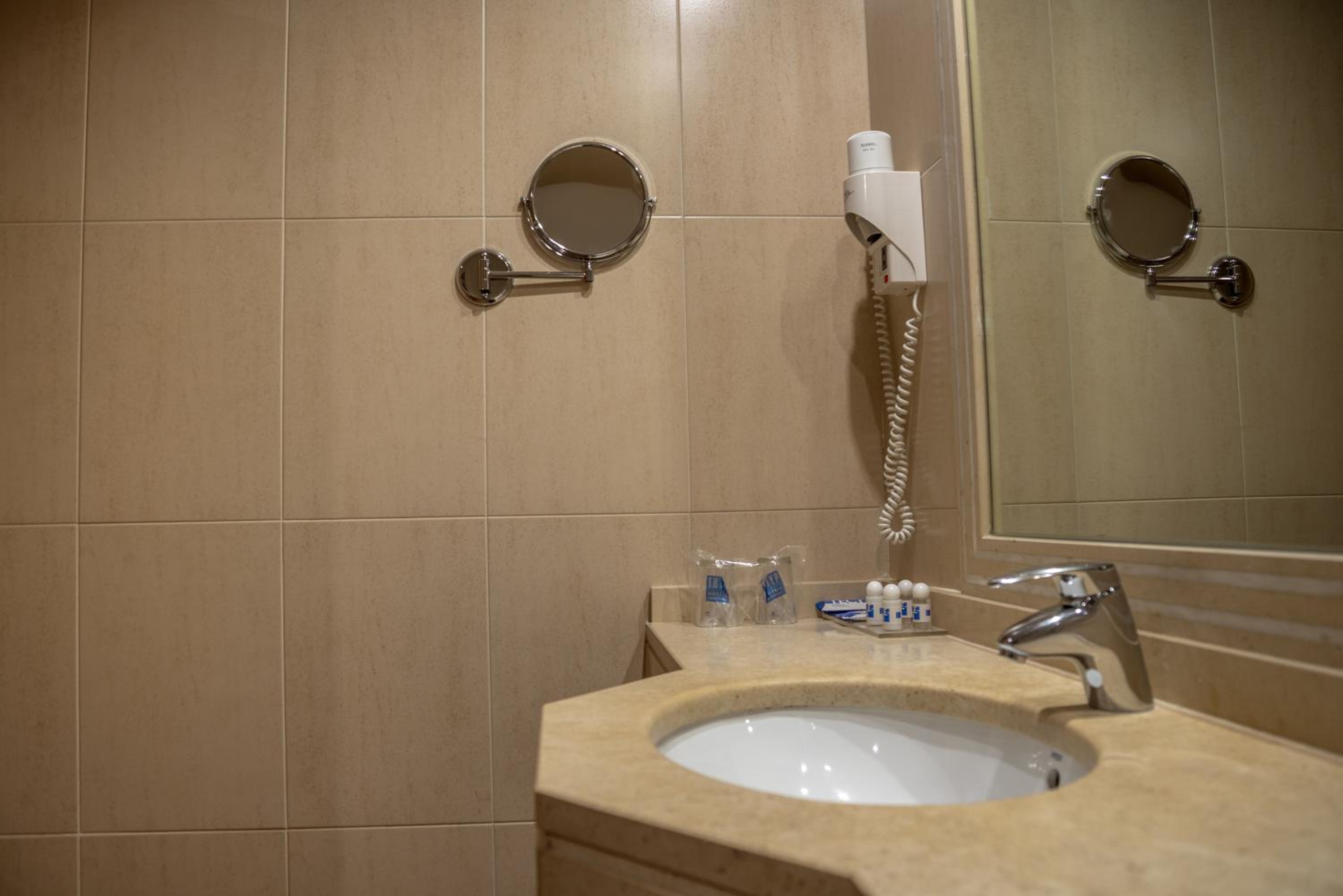 Standard Twin Room - Photo 5