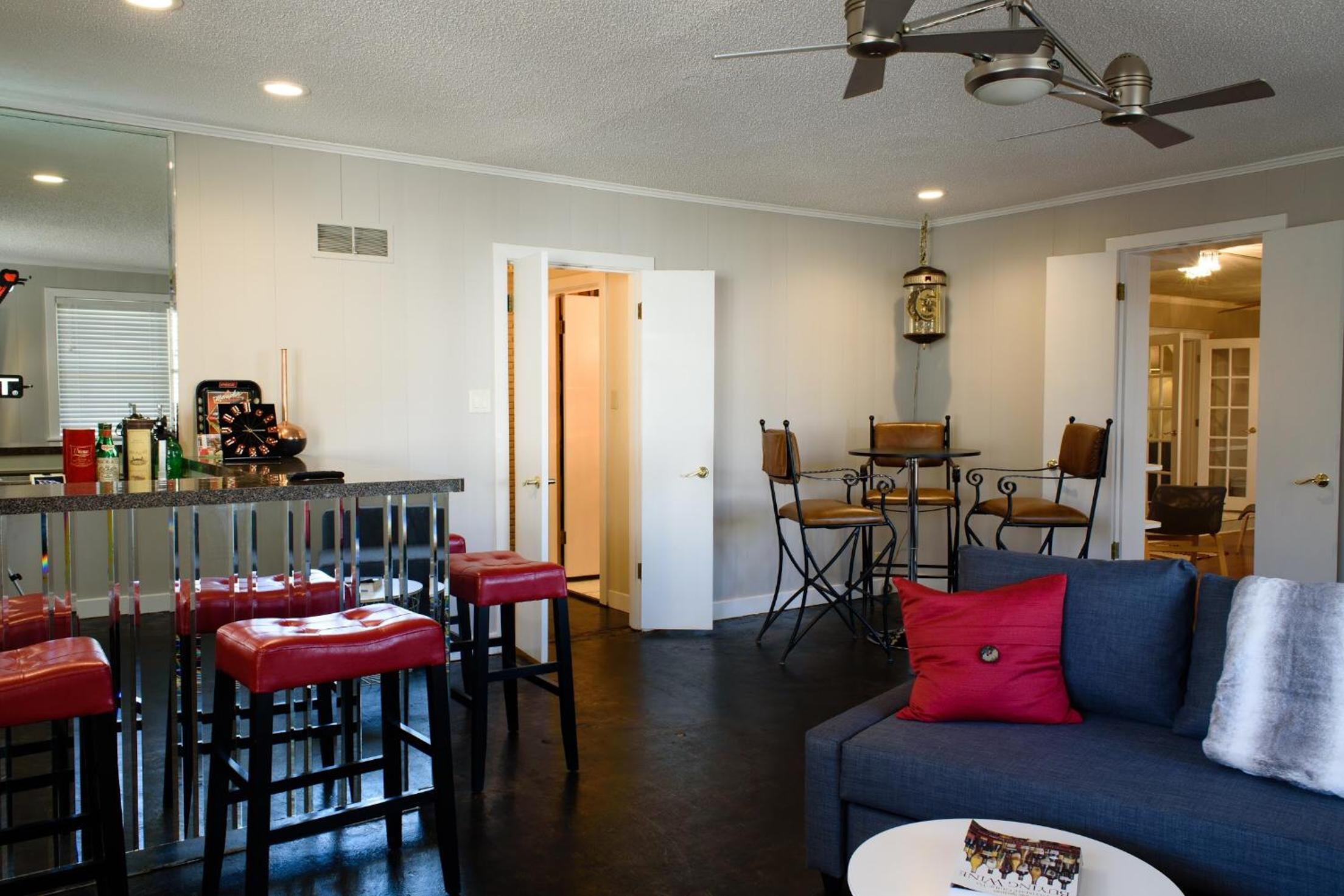 Five-Bedroom House photo 1