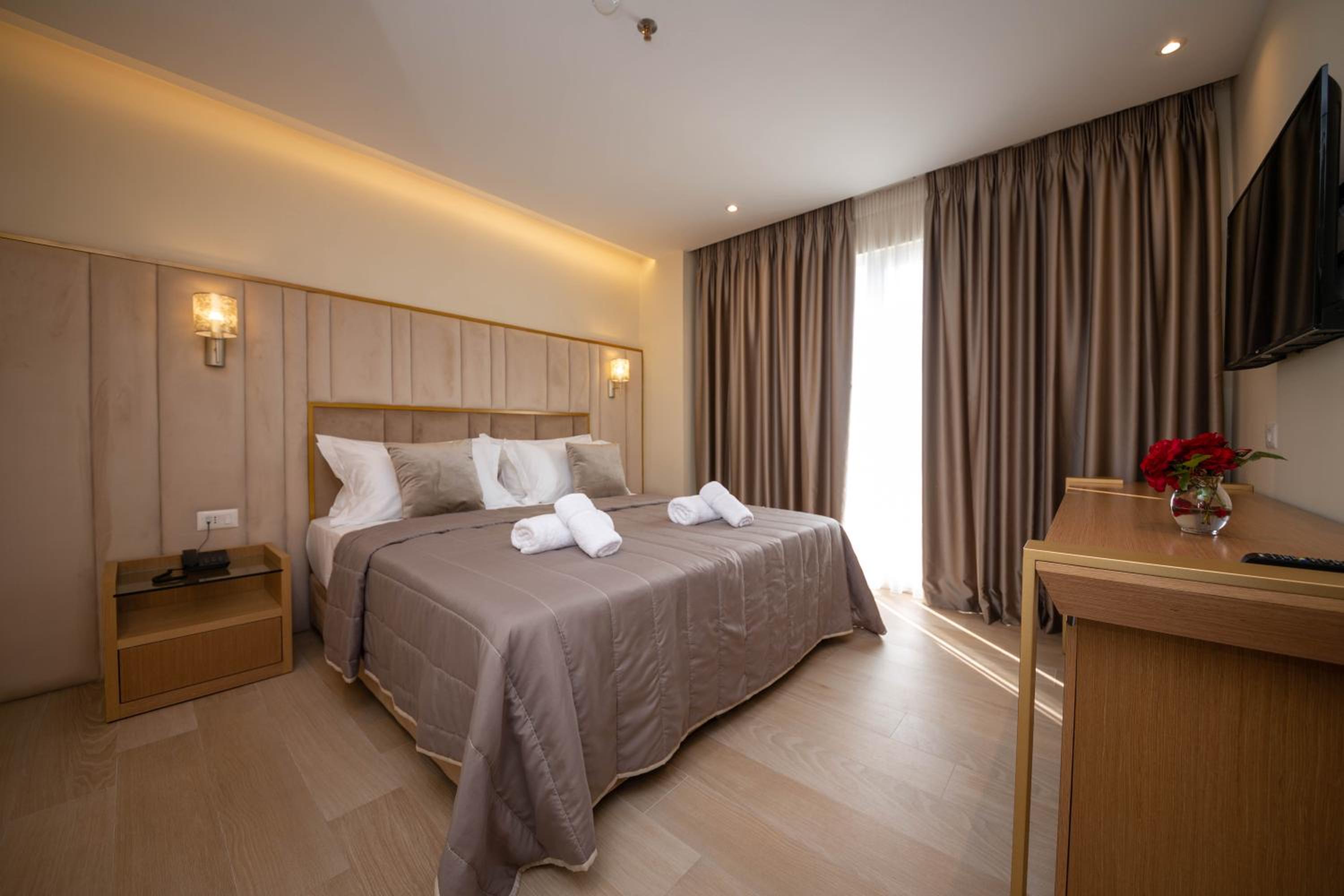 Deluxe Double Room with Balcony and Side Sea View