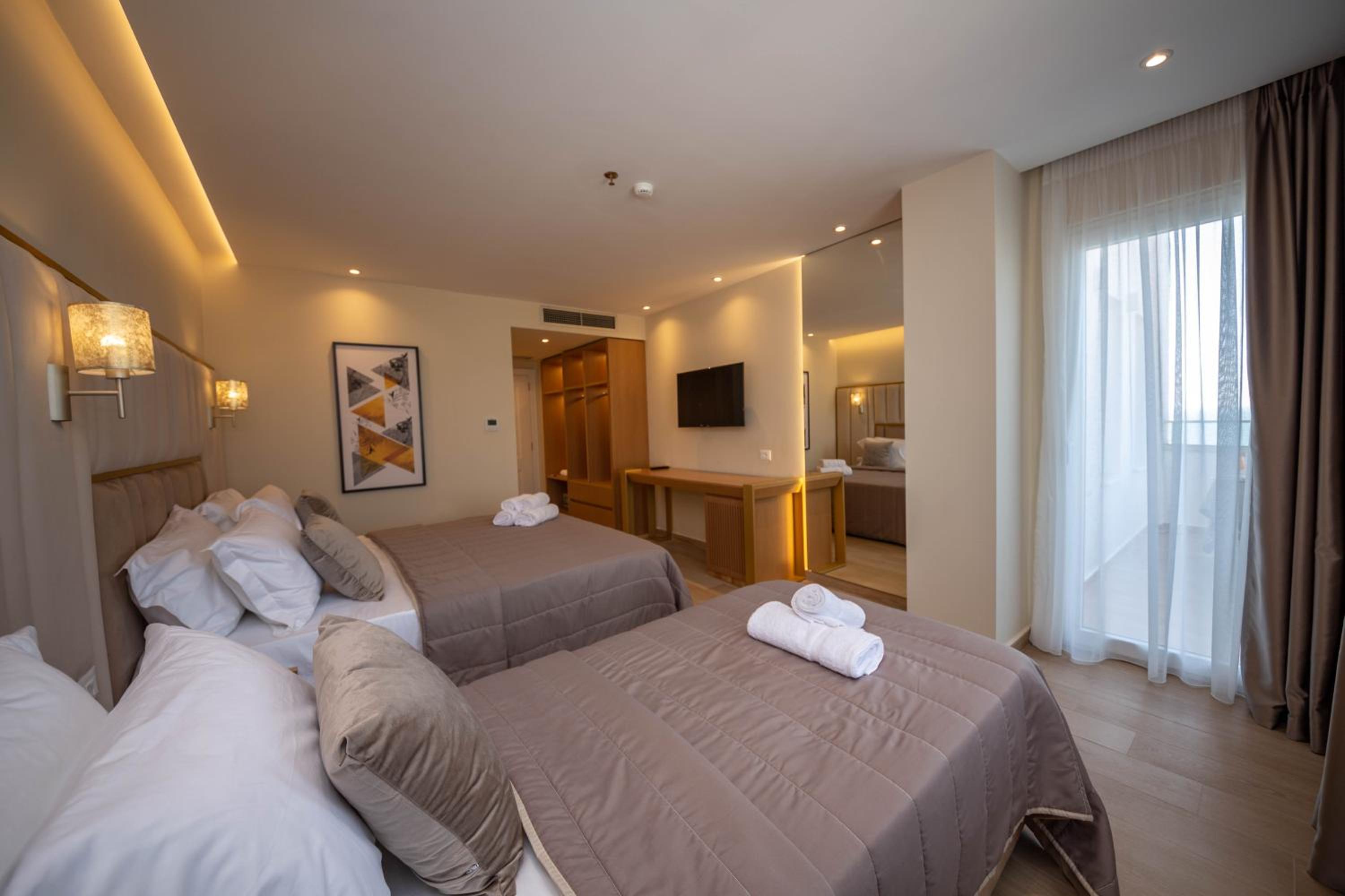 Deluxe Triple Room with Balcony Side Sea View