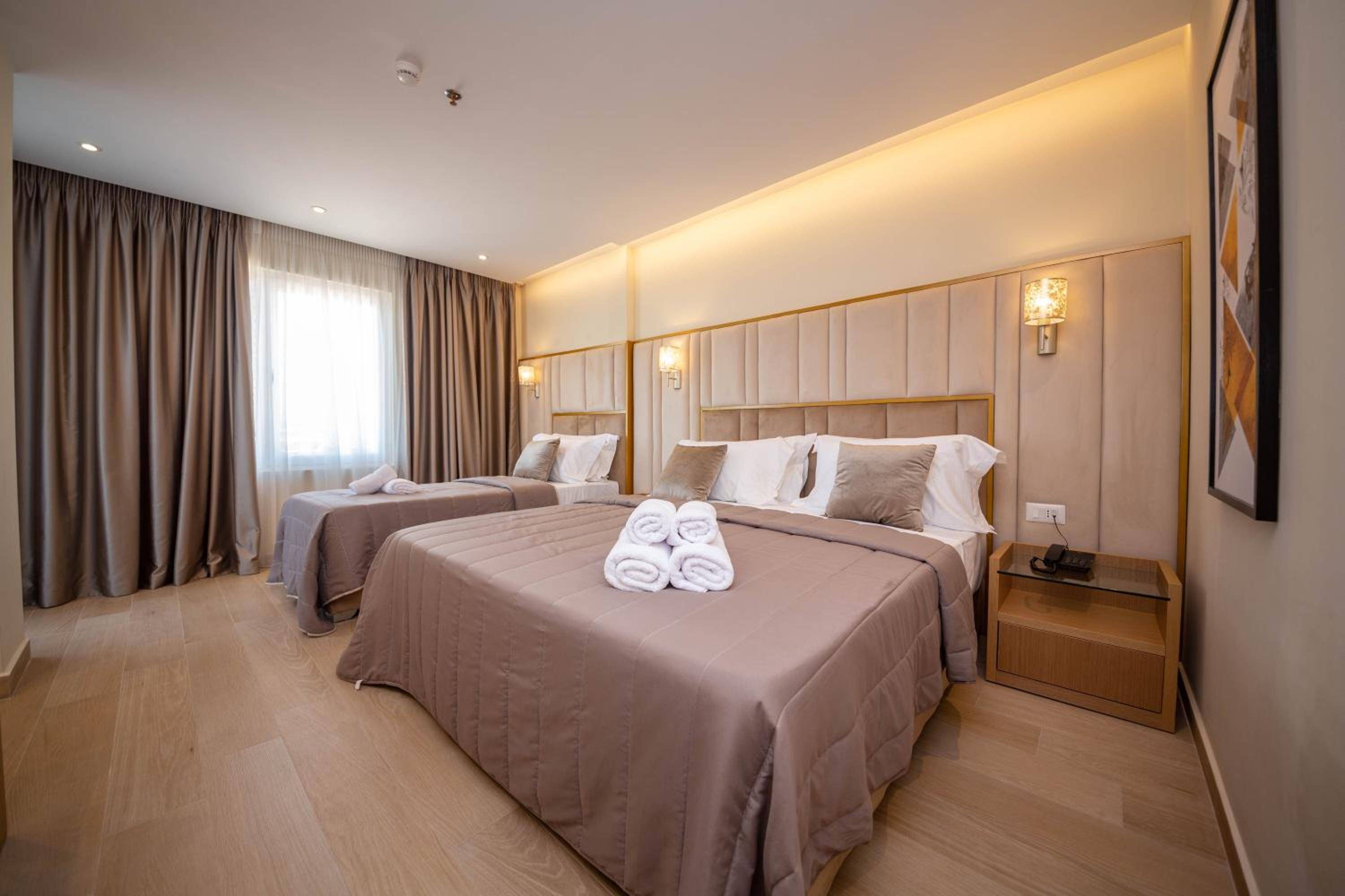 Deluxe Triple Room with Balcony (3SNG)