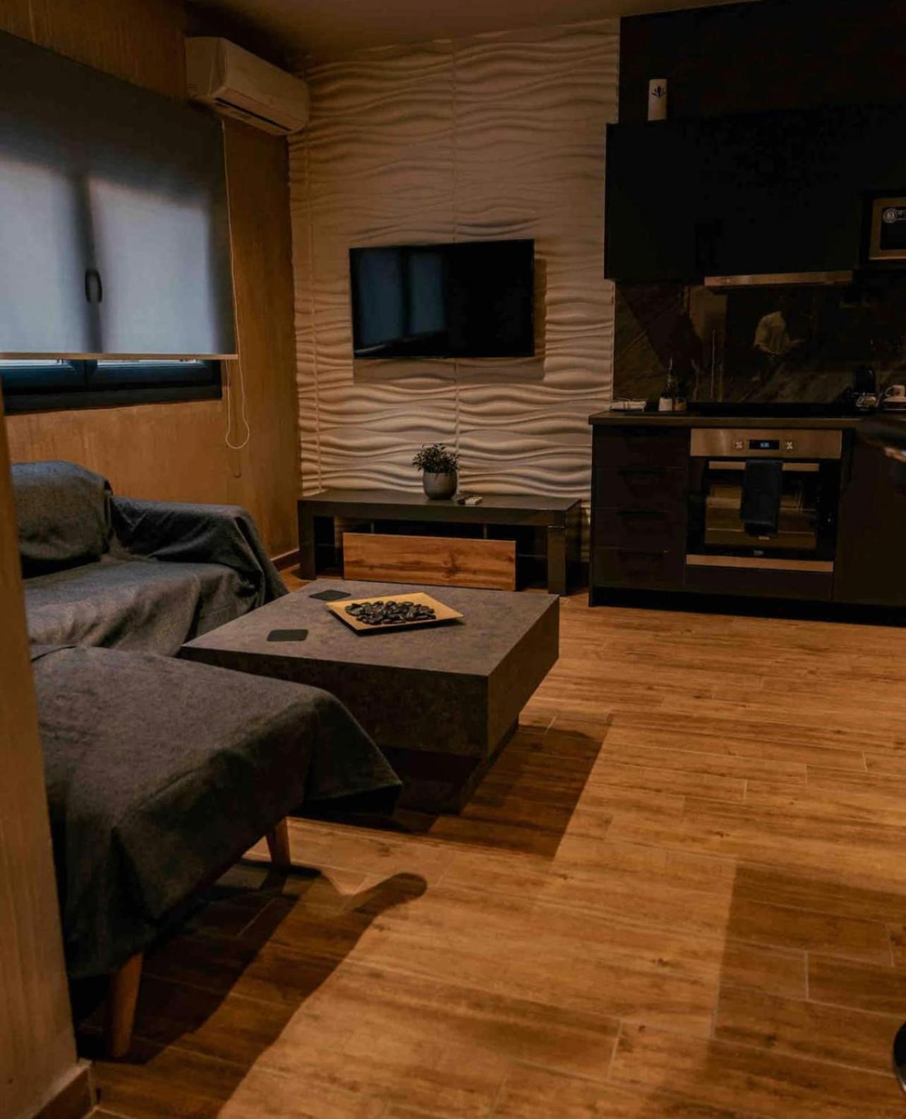 Two-Bedroom House - Photo 2