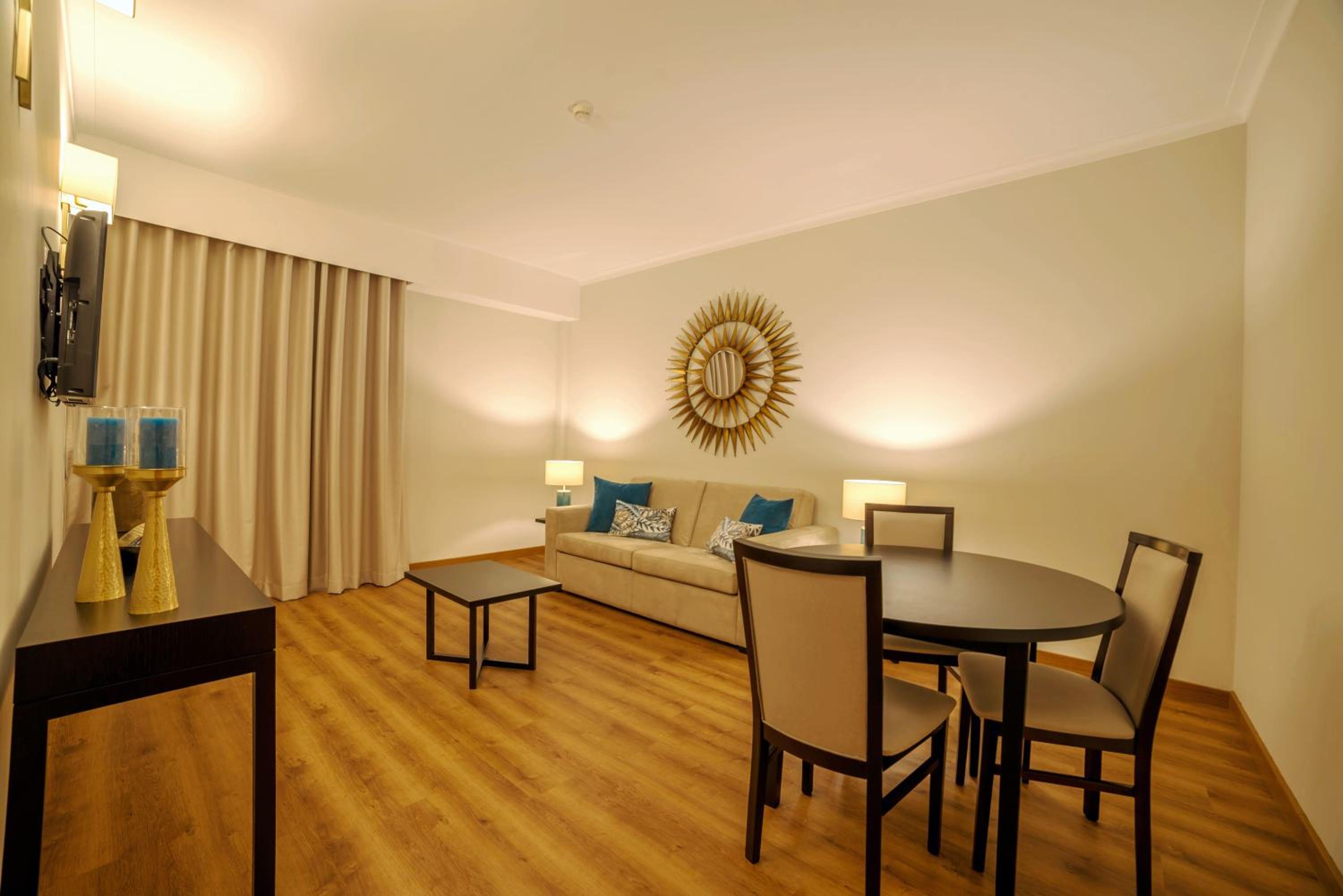 Suite - Photo 1