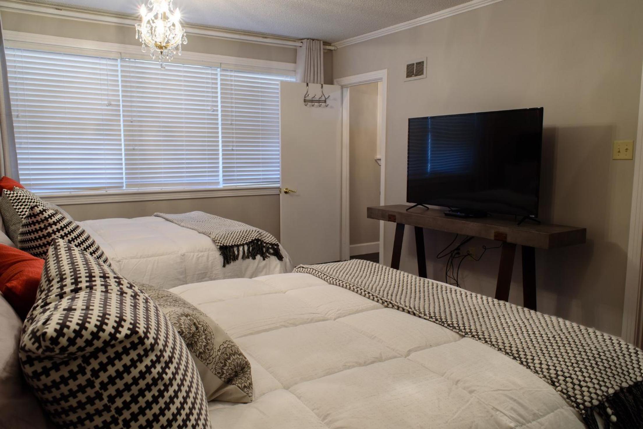 Five-Bedroom House photo 2