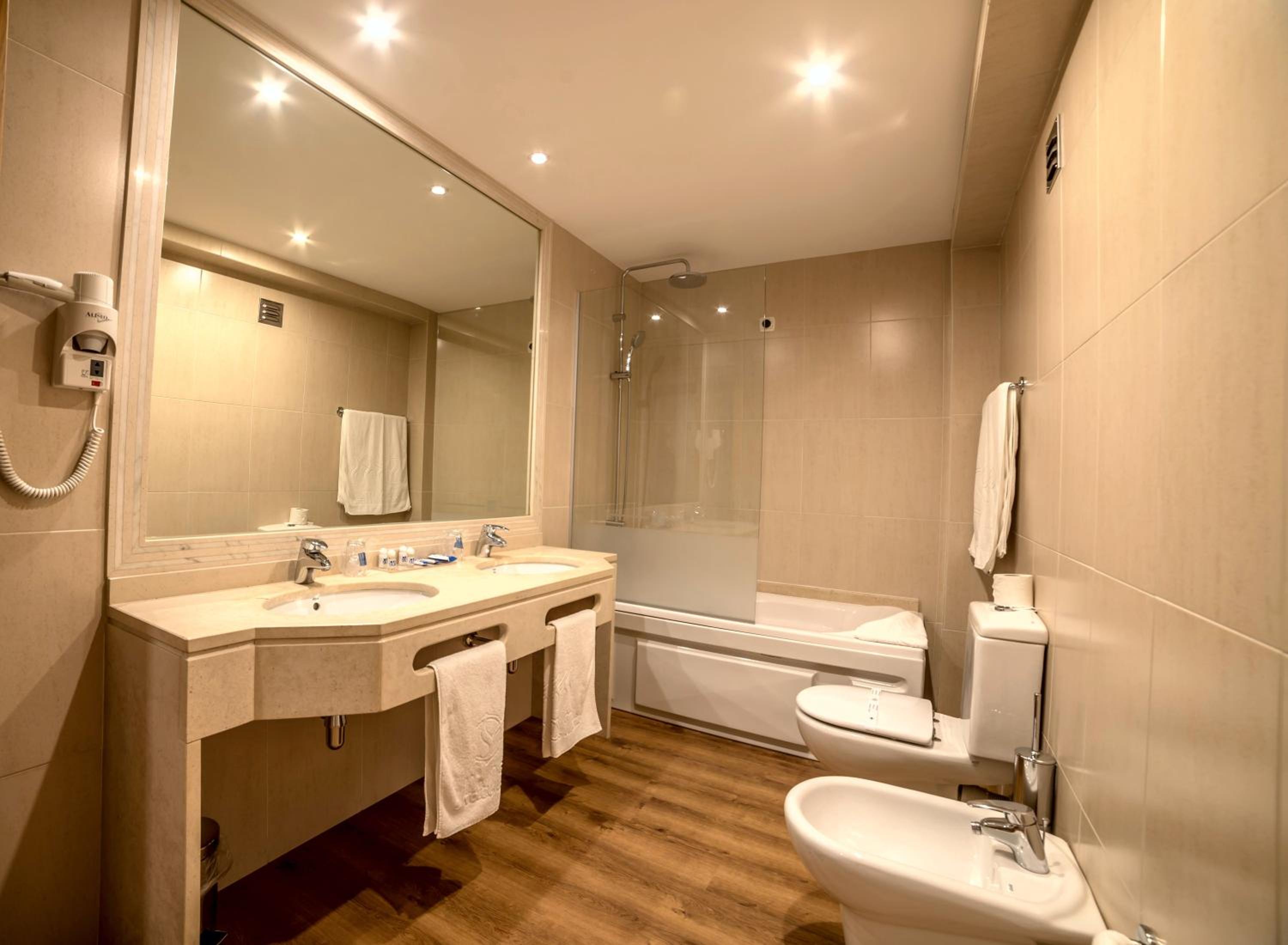 Standard Twin Room - Photo 6