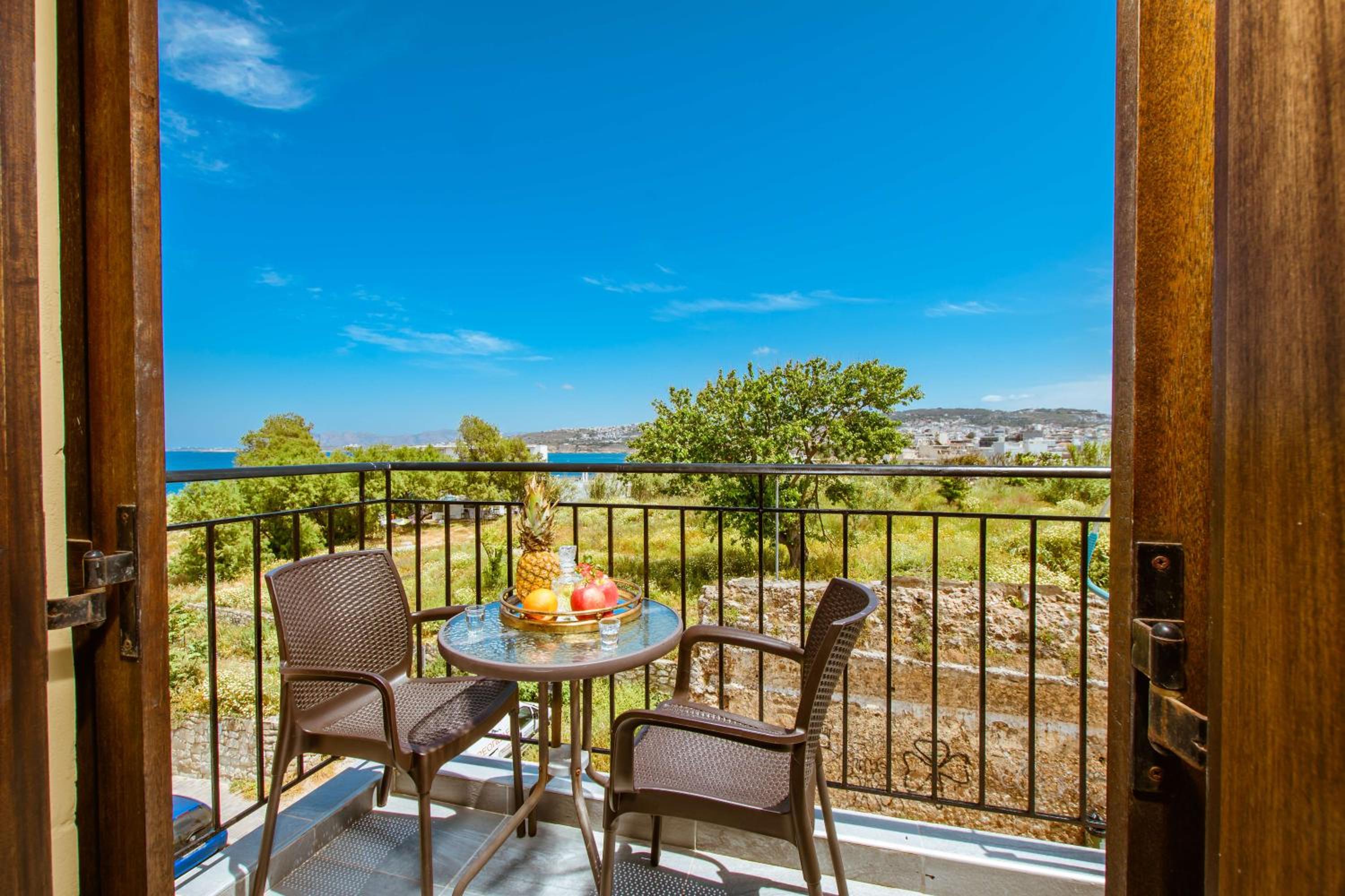Family Room with Side Sea View - Photo 18