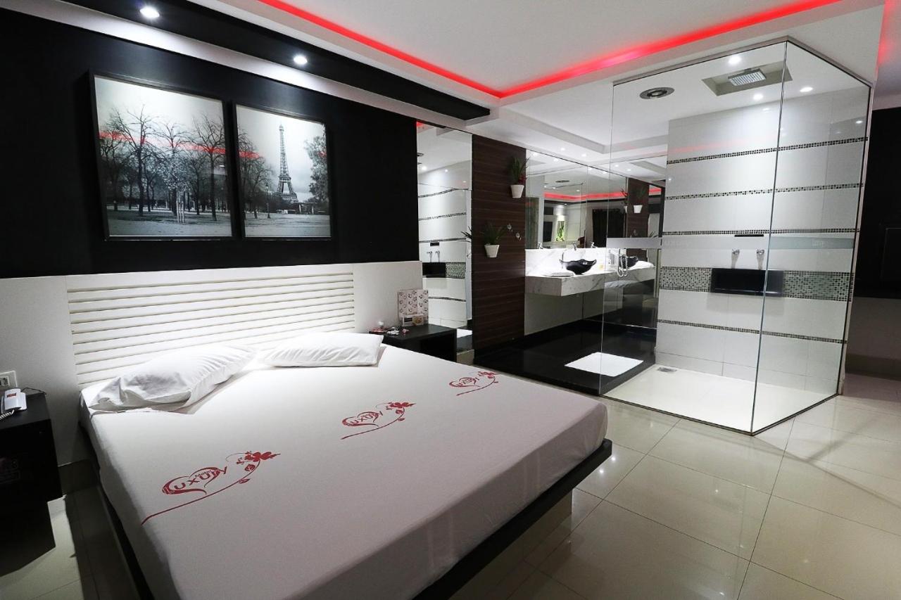 Deluxe Queen Room - Photo 8