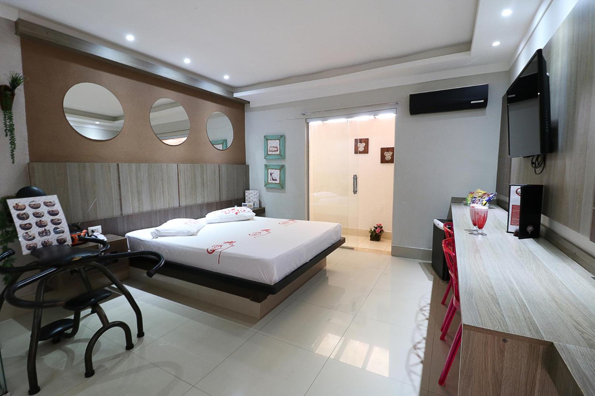 Deluxe King Room - Photo 3