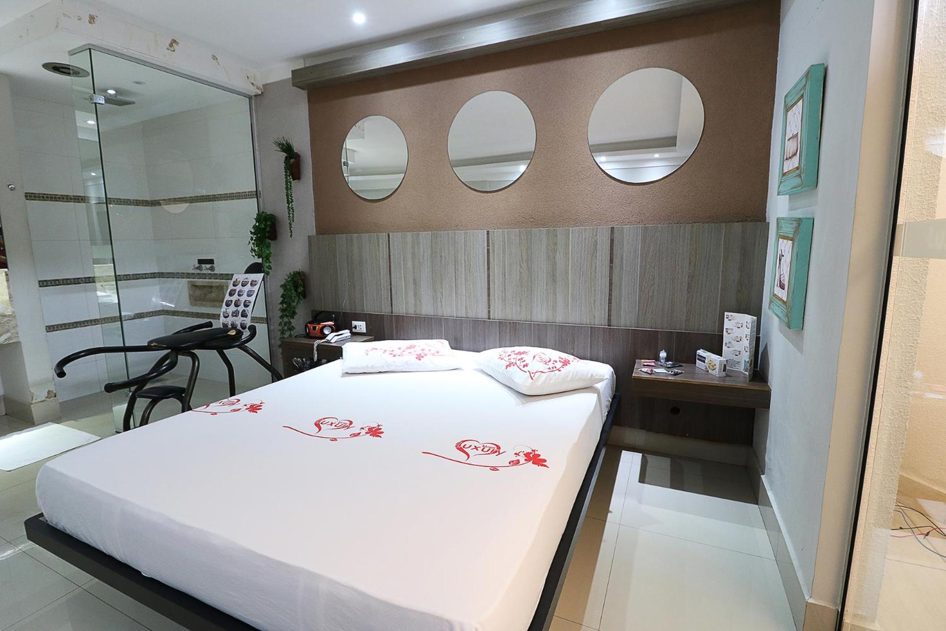 Deluxe King Room - Photo 2