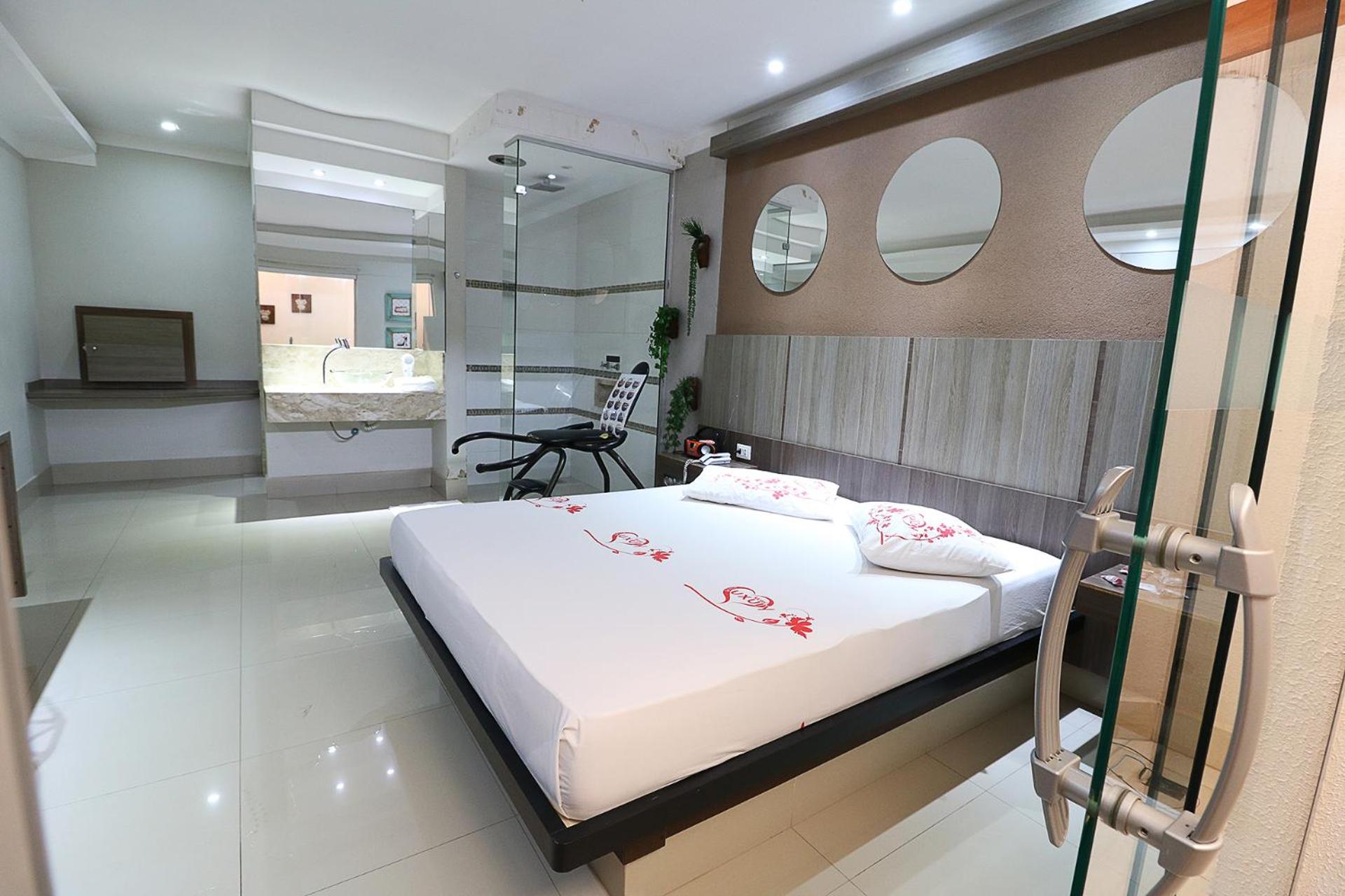 Deluxe King Room - Photo 4