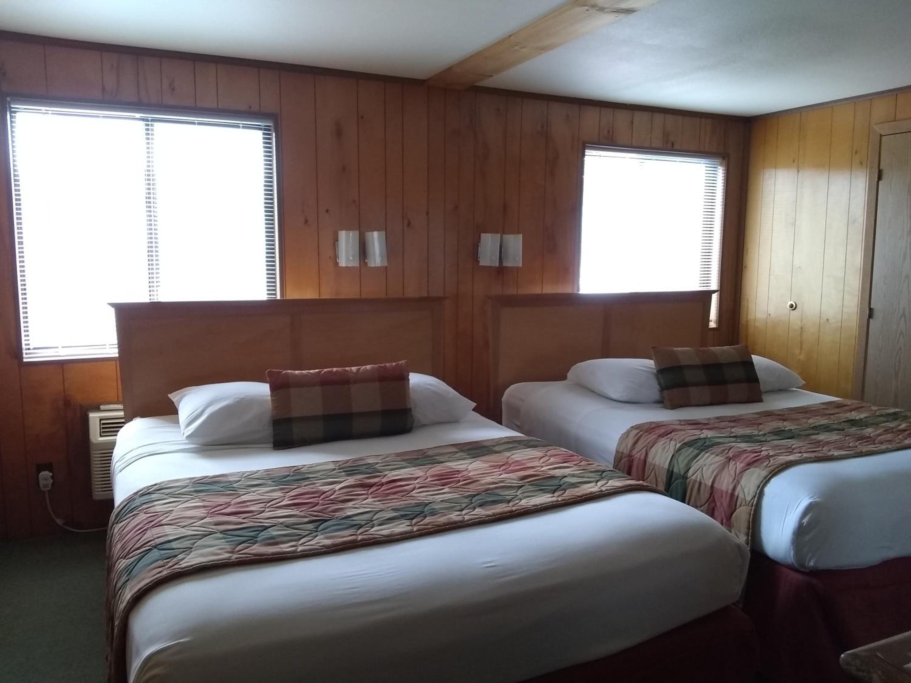 Queen Room with Two Queen Beds photo 3